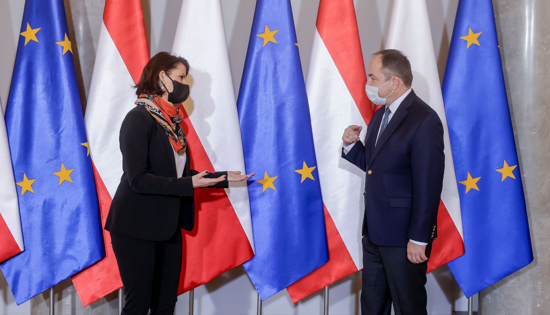 Am 14. Februar 2022 reiste Bundesministerin Karoline Edtstadler (l.) zu einem Arbeitsbesuch nach Warschau. Im Bild mit dem polnischen Europaminister Konrad Szymañski (r.).