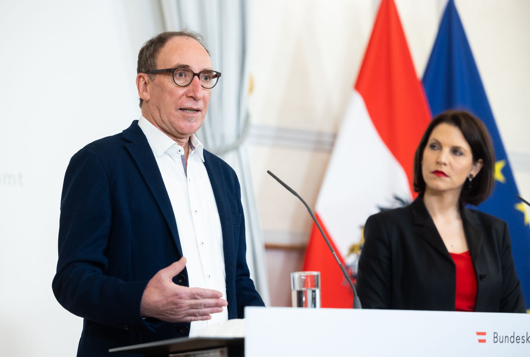 Am 9. März 2022 nahmen Bundesministerin Karoline Edtstadler (r.) und Bundesminister Johannes Rauch (l.) am Pressefoyer nach dem Ministerrat teil.