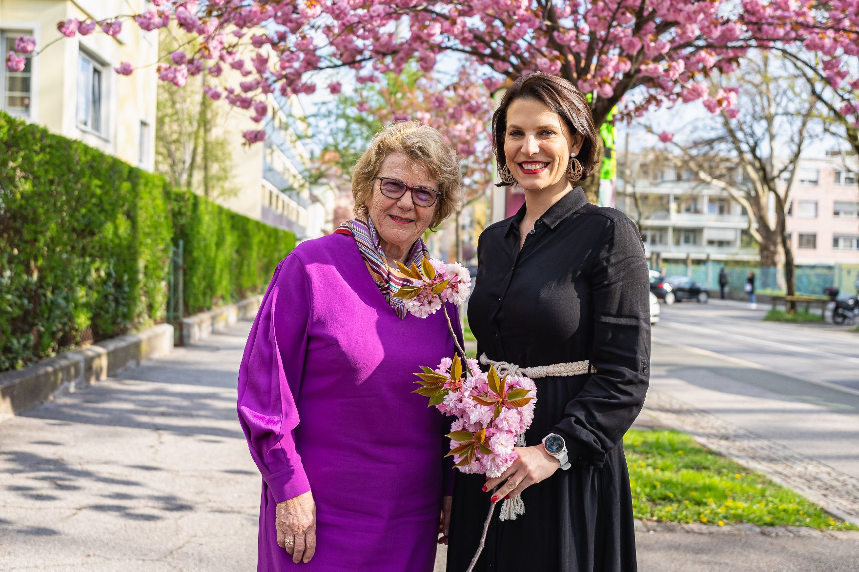 Am 21. April 2022 traf Bundesministerin Karoline Edtstadler (r.) die Landeshauptfrau a.D. Waltraud Klasnic (l.).