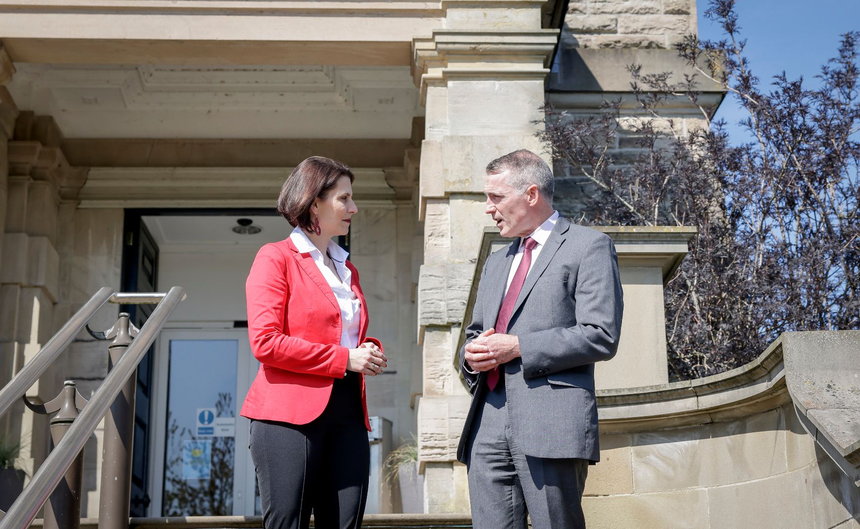 Am 26. April 2022 reiste Bundesministerin Karoline Edtstadler (l.) zu einem Arbeitsbesuch nach Belfast. Im Bild mit dem Abgeordneter im nordirischen Parlament, Declan Kearney (r.).