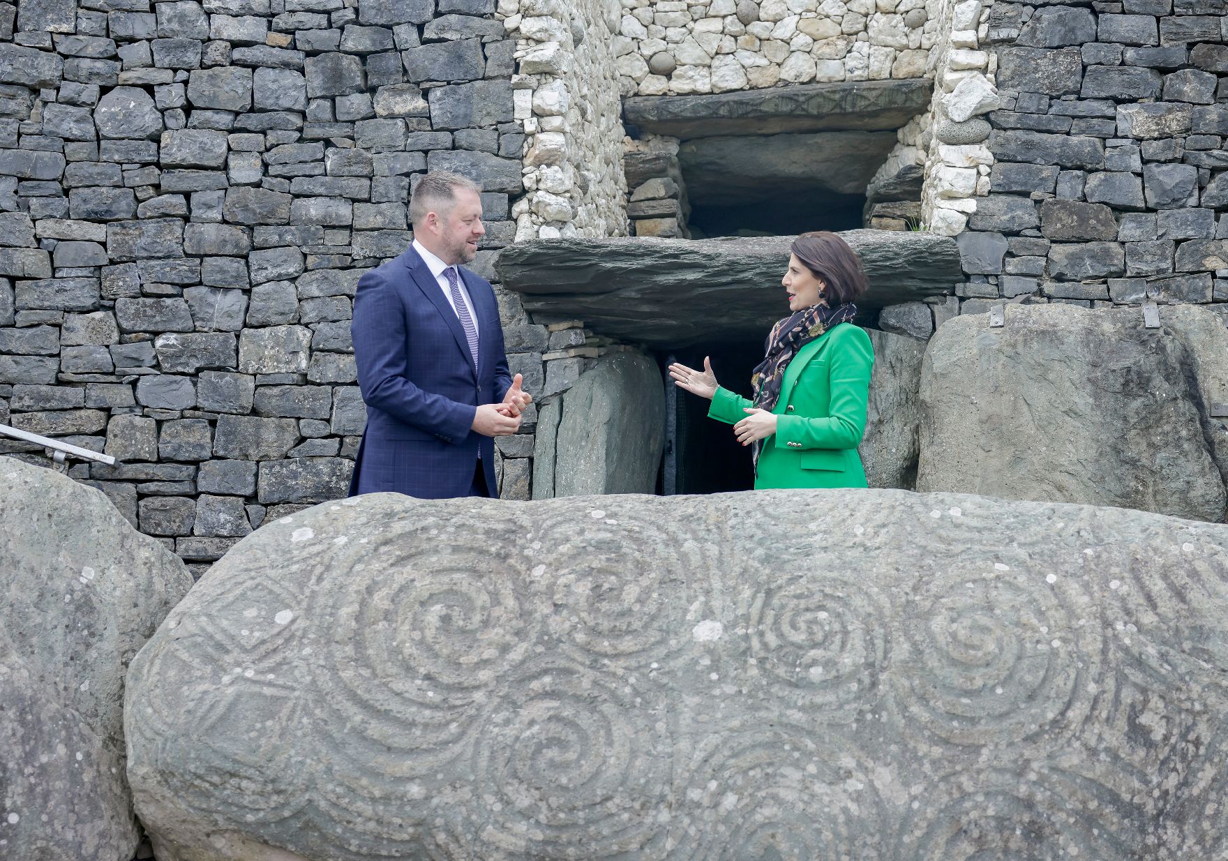 Am 25. April 2022 reiste Bundesministerin Karoline Edtstadler (r.) zu einem Arbeitsbesuch nach Dublin. Im Bild mit dem irischen Europaminister Thomas Byrne (l.) bei der Besichtigung von Newgrange.
