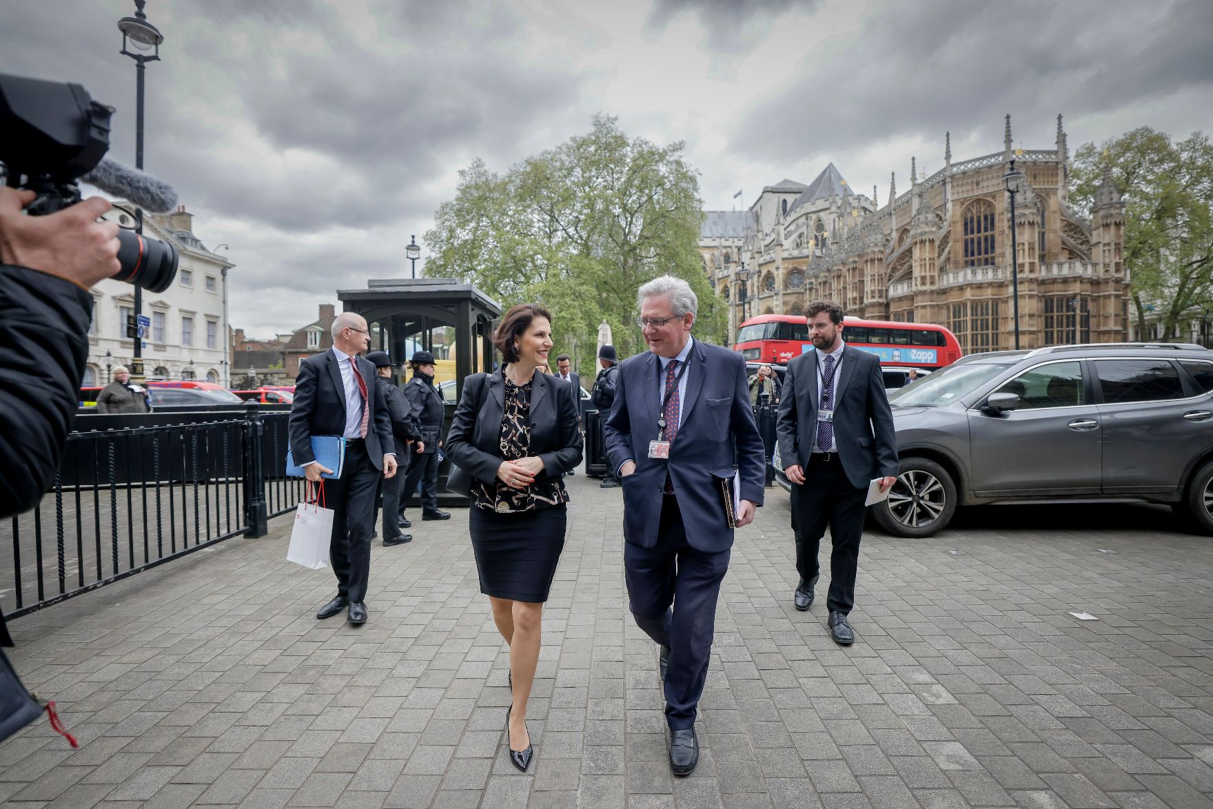 Am 27. April 2022 reiste Bundesministerin Karoline Edtstadler (l.) zu einem Arbeitsbesuch nach London. Im Bild im Gespräch mit The Earl of Kinnoull (r.), Vorsitzender des European Affairs Committee, House of Lords.