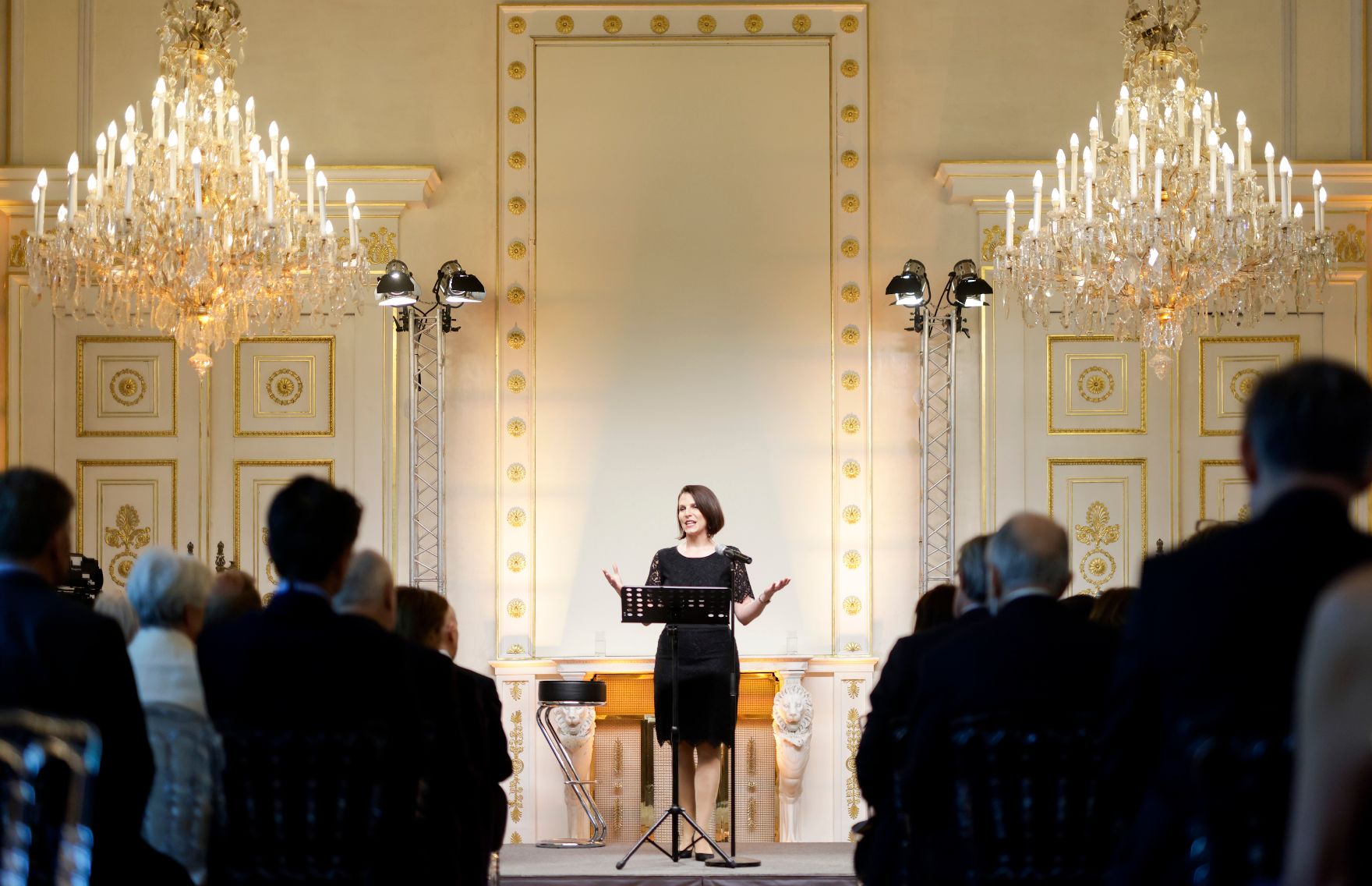 Am 26. Mai 2022 lud Bundesministerin Karoline Edtstadler (im Bild) zum Klangwelten Konzert in das Bundeskanzleramt ein.