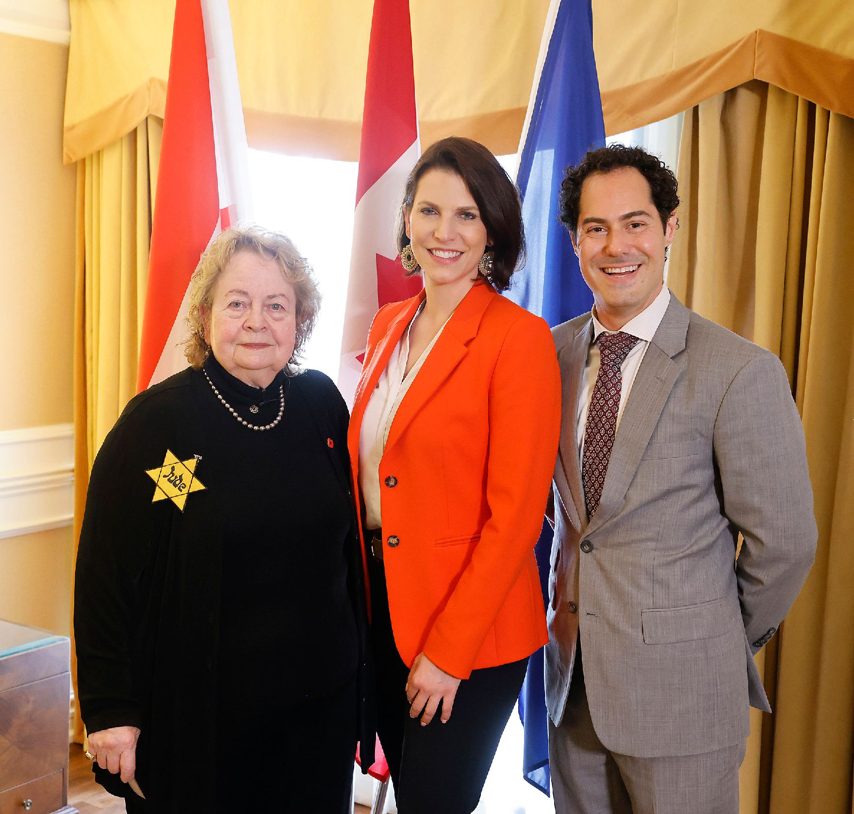 Am 26. Mai 2022 reiste Bundesministerin Karoline Edtstadler (m.) zu einem Arbeitsbesuch nach Toronto. Im Bild beim der Verleihung von österreichischen Staatsbürgerschaften.