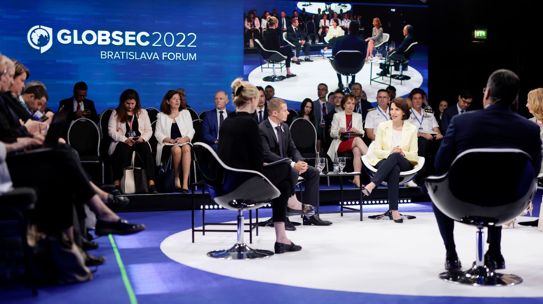 Am 3. Mai 2022 reiste Bundesministerin Karoline Edtstadler zum GLOBSEC2022 Forum in Bratislava. Im Bild bei der Paneldiskussion.