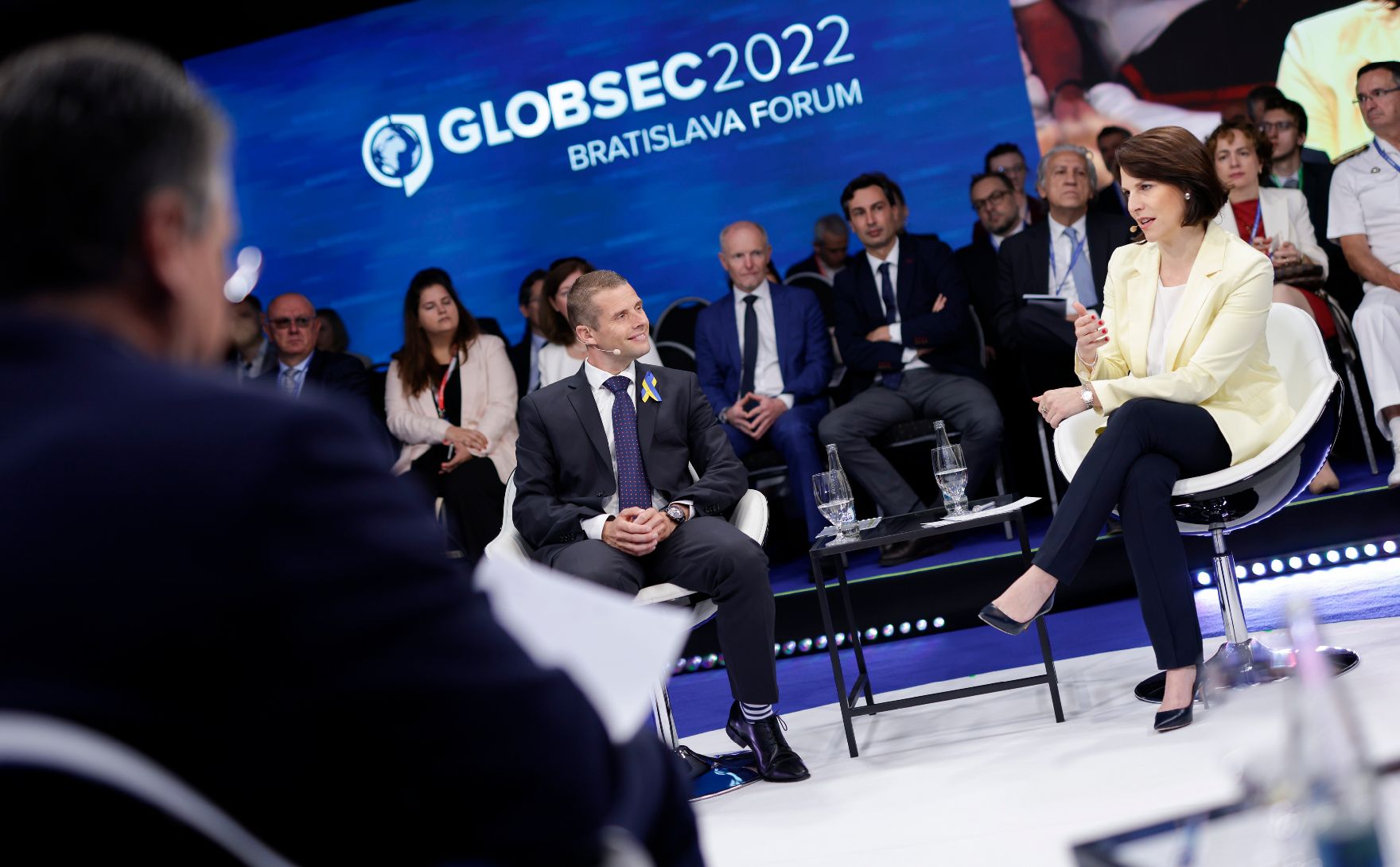 Am 3. Mai 2022 reiste Bundesministerin Karoline Edtstadler (r.) zum GLOBSEC2022 Forum in Bratislava. Im Bild bei der Paneldiskussion.