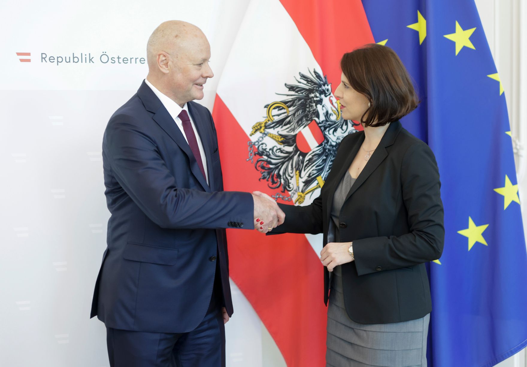 Am 9. Juni 2022 empfing Bundesministerin Karoline Edtstadler (r.) den deutschen Botschafter Michael Klor-Berchtold (l.) zu einem Gespräch.