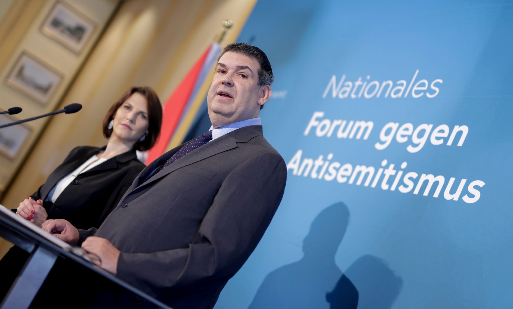 Am 13. Juni 2022 lud Bundesministerin Karoline Edtstadler (l.) gemeinsam mit dem Präsident der IKG Oskar Deutsch (r.) zu einem Forum gegen Antisemitismus ein. Im Bild bei der Pressekonferenz.