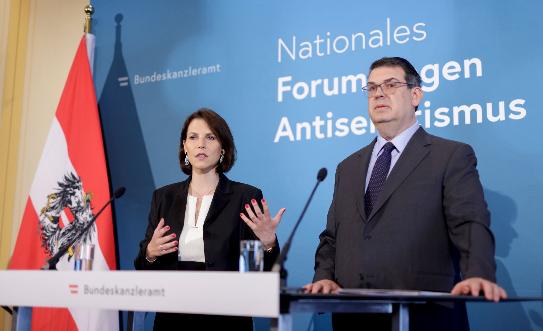 Am 13. Juni 2022 lud Bundesministerin Karoline Edtstadler (l.) gemeinsam mit dem Präsident der IKG Oskar Deutsch (r.) zu einem Forum gegen Antisemitismus ein. Im Bild bei der Pressekonferenz.