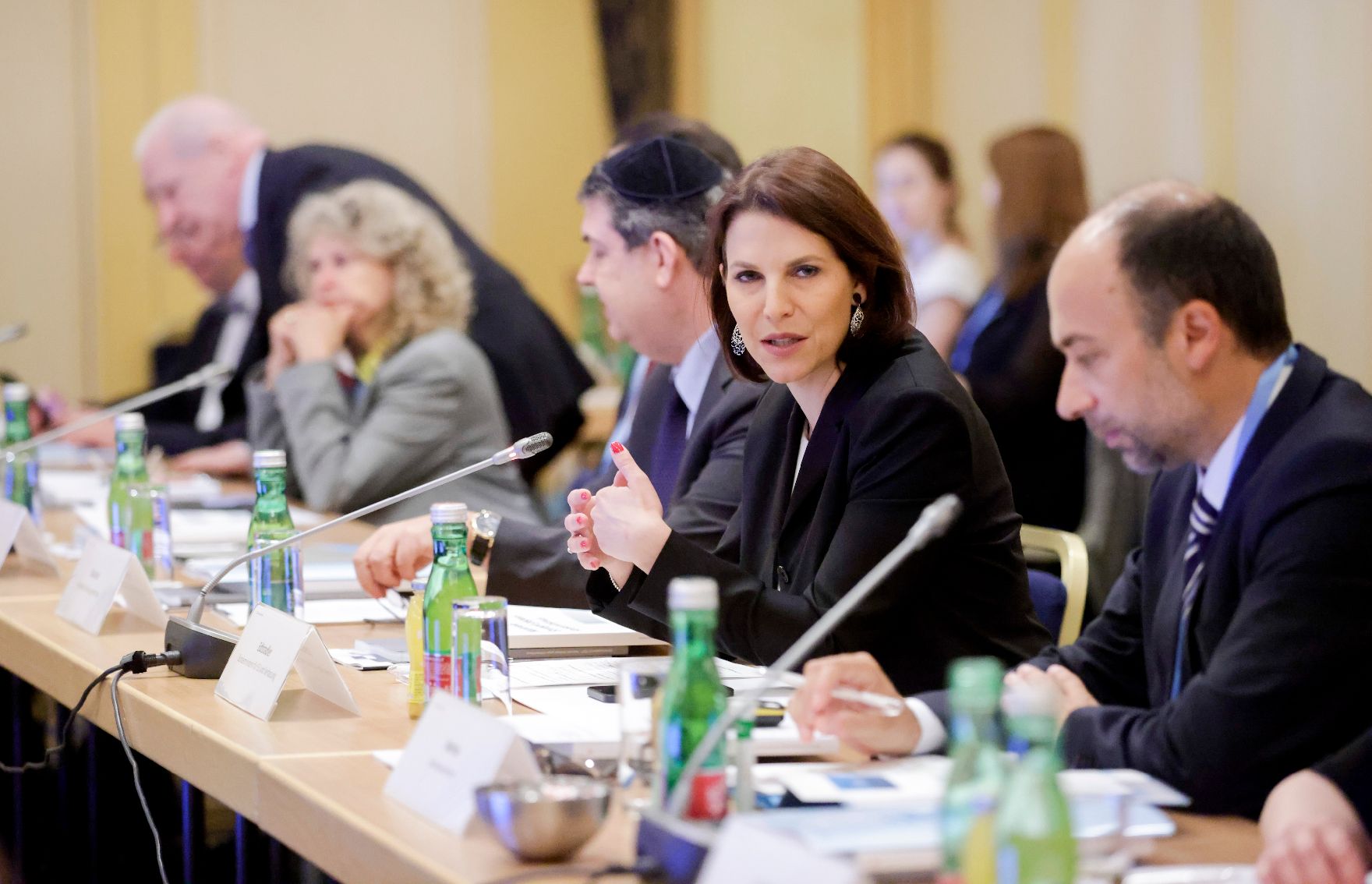 Am 13. Juni 2022 lud Bundesministerin Karoline Edtstadler gemeinsam mit dem Präsident der IKG Oskar Deutsch zu einem Forum gegen Antisemitismus ein.