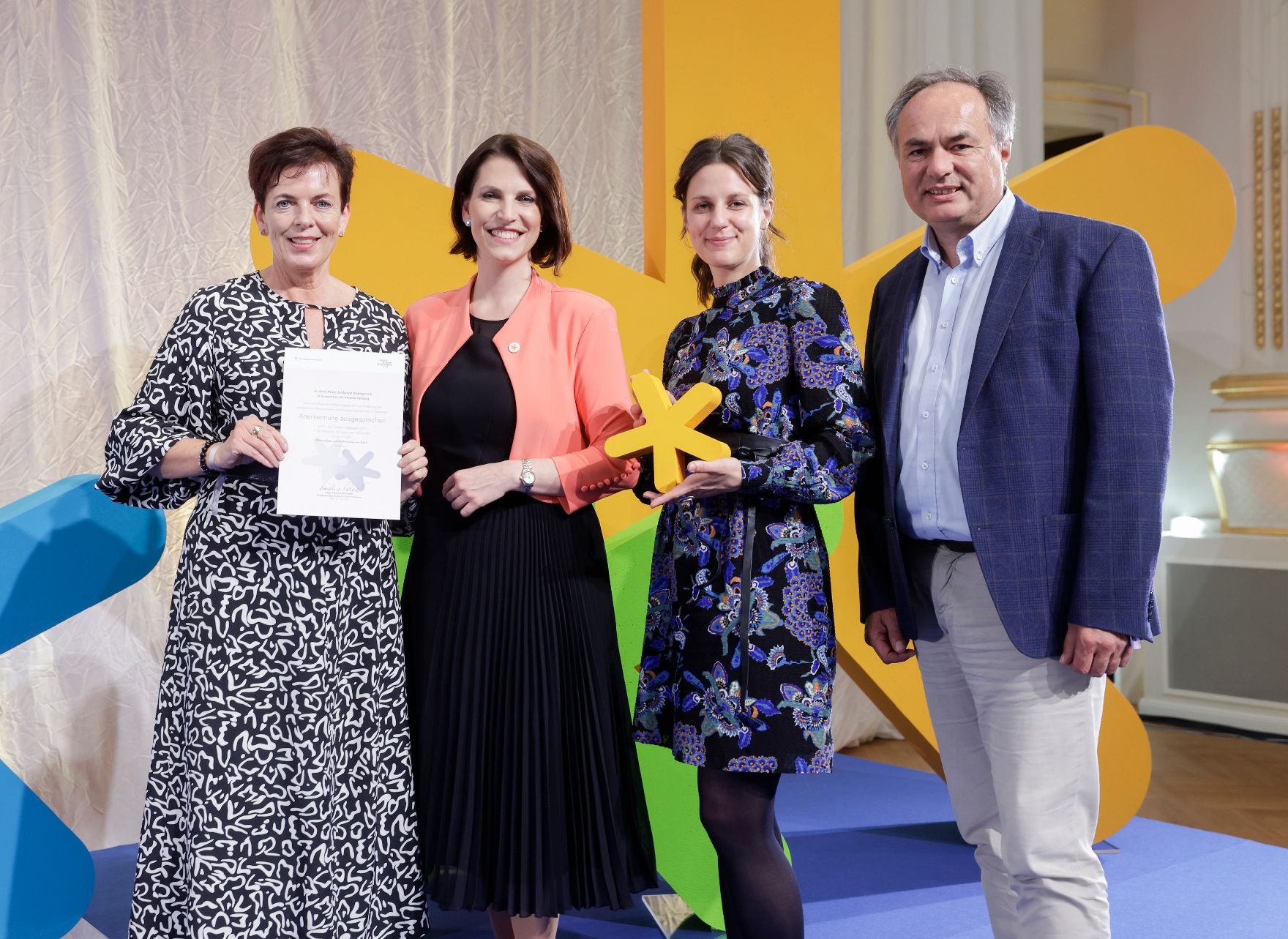 Am 14. Juni 2022 überreichte Bundesministerin Karoline Edtstadler (2.v.l.) den Europa-Staatspreis 2022 in 5 Kategorien.