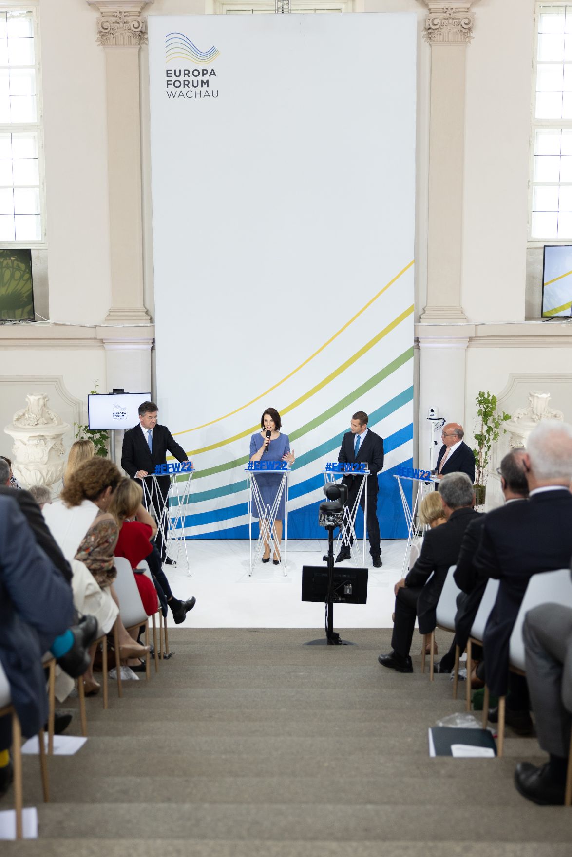 Am 24. Juni 2022 nahm Bundesministerin Karoline Edtstadler (m.) am Europa-Forum Wachau teil.