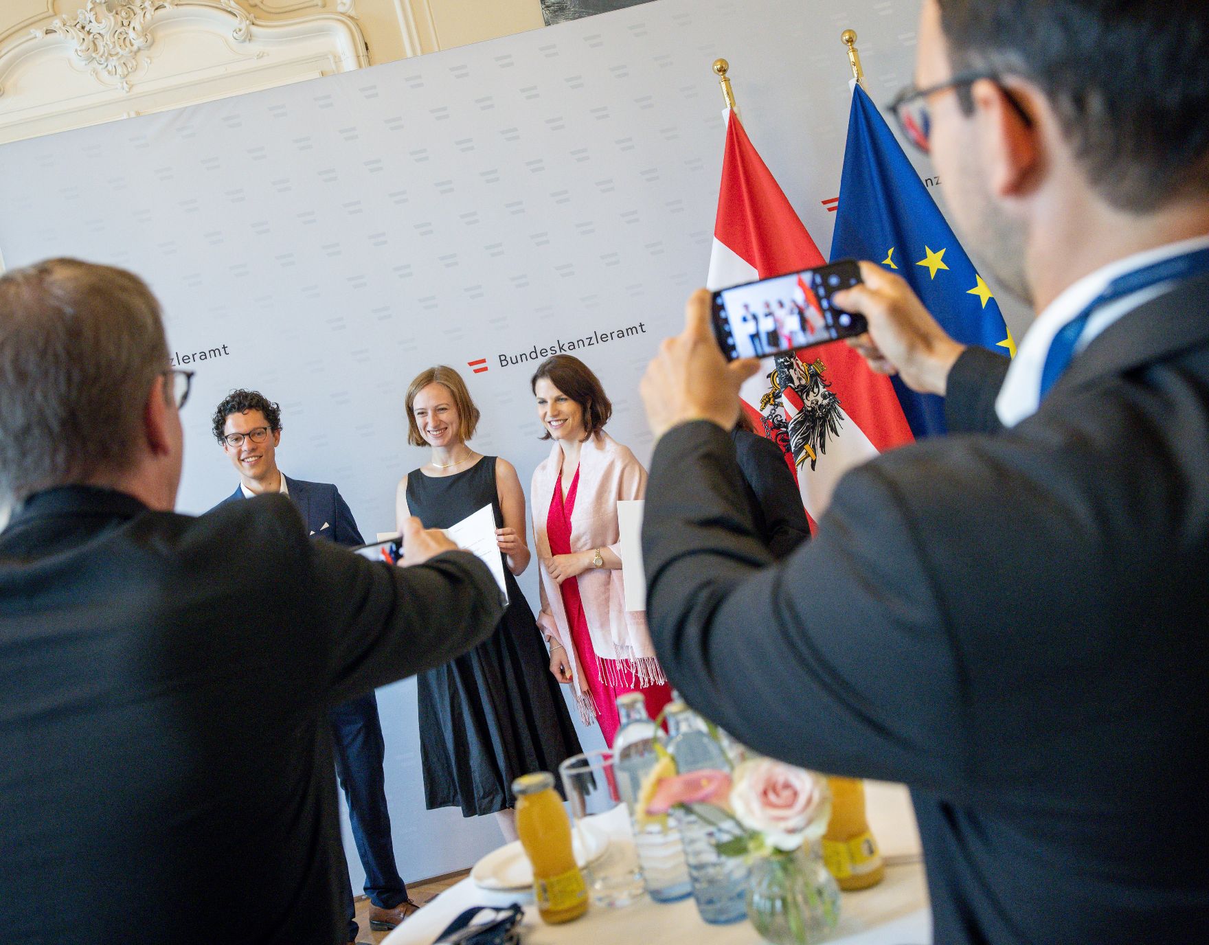 Am 5. Juli 2022 überreicht Bundesministerin Karoline Edtstadler (m.r.) Stipendien an ausgewählte Studentinnen und Studenten für das Collège d’Europe.