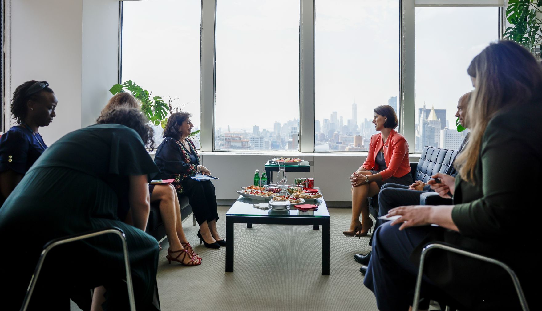 Am 14. Juli 2022 reiste Bundesministerin Karoline Edtstadler (r.) nach New York. Im Bild bei einem Treffen mit Exekutivdirektorin UN Women Sima Sami Bahous (l.).