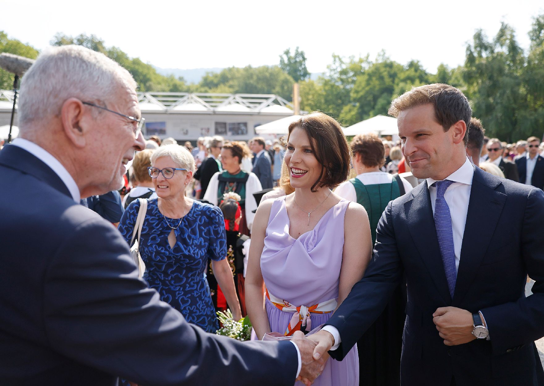 Am 20. Juli 2022 war Bundesministerin Karoline Edtstadler (m.) bei der Eröffnung der Bregenzer Festspiele. Im Bild mit Bundespräsident Alexander van der Bellen (l.)