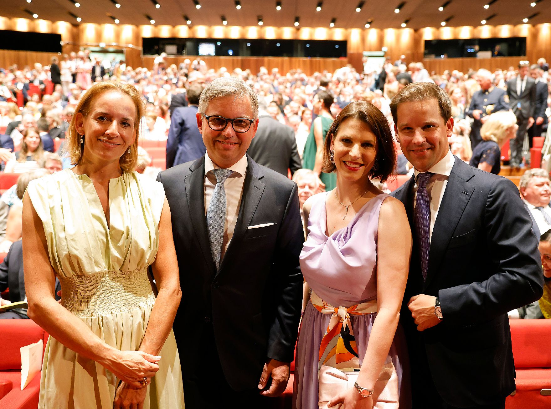Am 20. Juli 2022 war Bundesministerin Karoline Edtstadler (2.v.r.) bei der Eröffnung der Bregenzer Festspiele. Im Bild mit Bundesminister Magnus Brunner (3.v.r.).