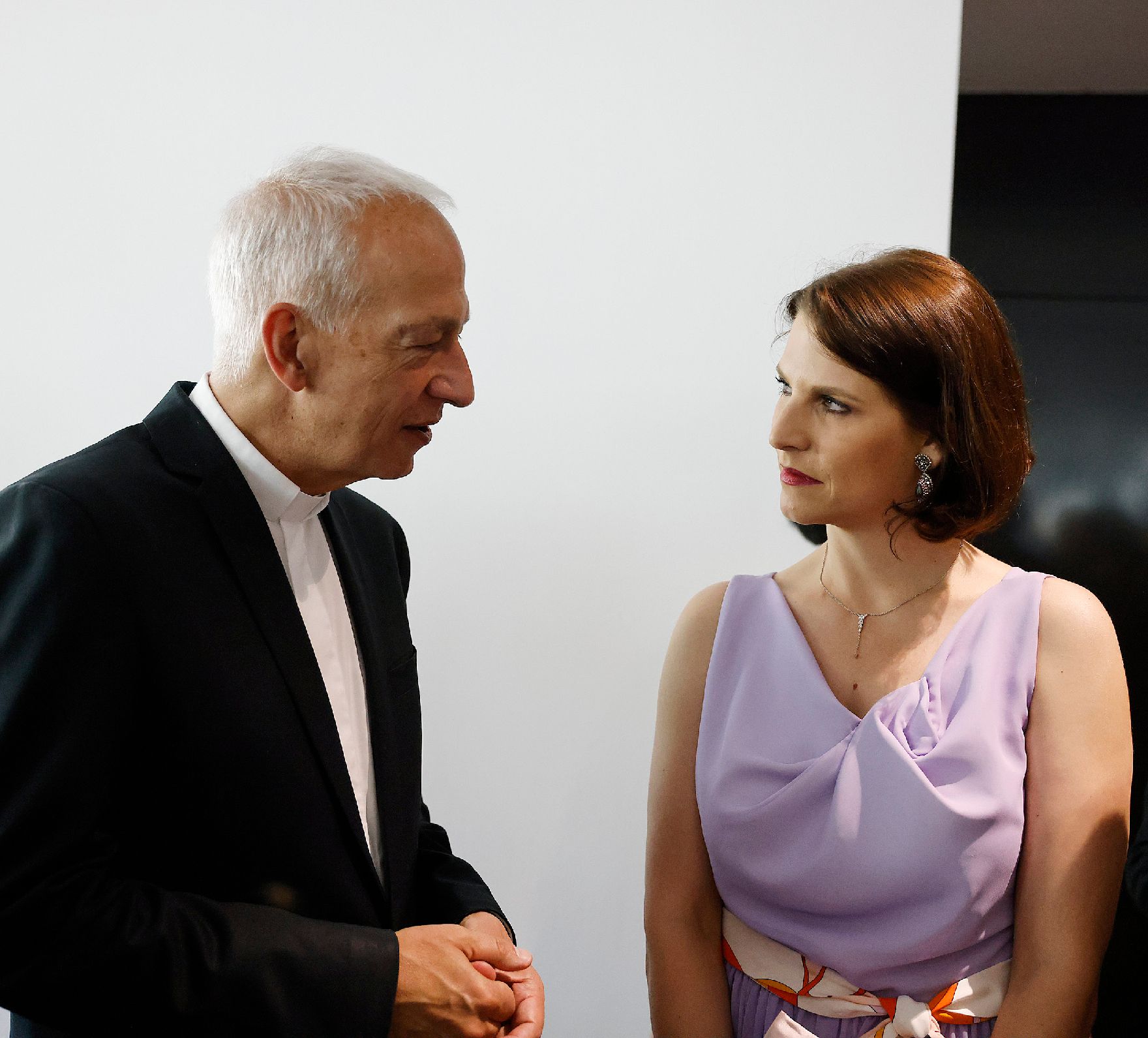 Am 20. Juli 2022 war Bundesministerin Karoline Edtstadler (r.) bei der Eröffnung der Bregenzer Festspiele. Im Bild mit dem Präsidenten von Caritas Österreich, Michael Landau (l.).