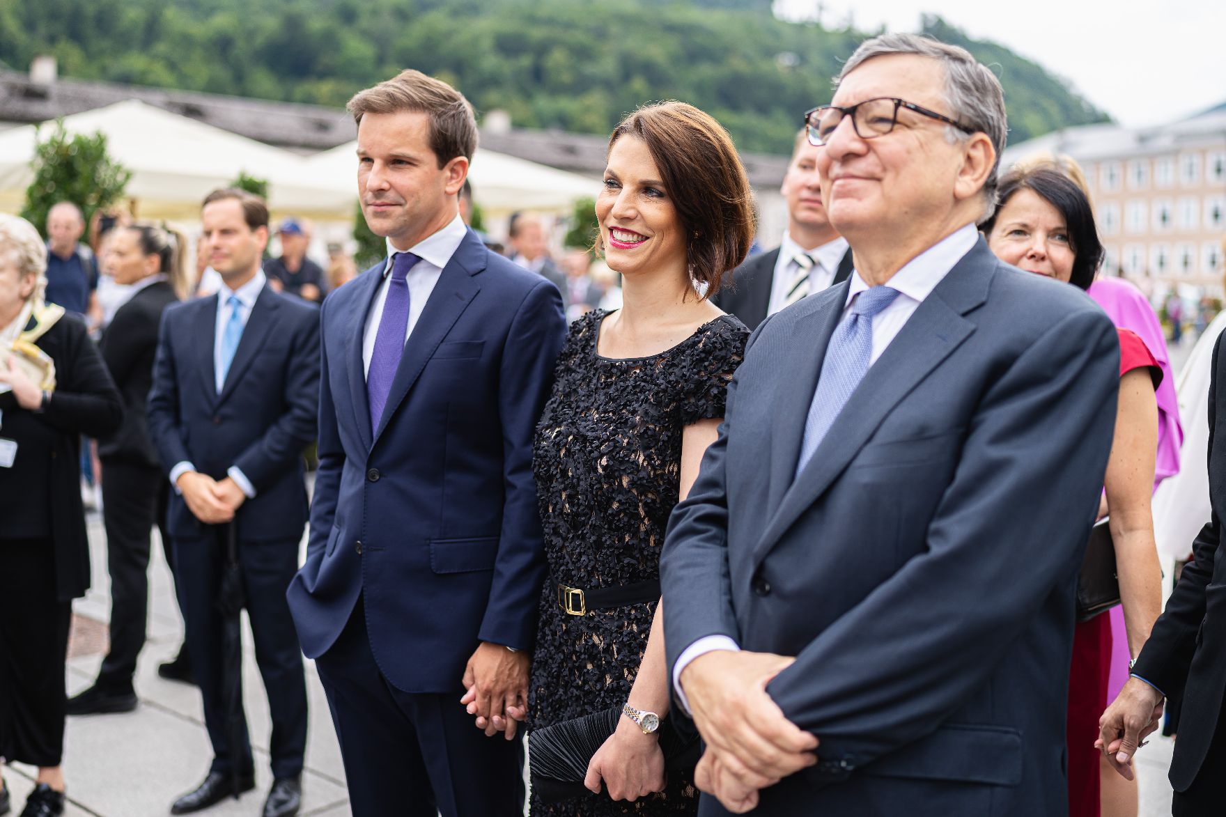 Am 26. Juli 2022 war Bundesministerin Karoline Edtstadler (m.) bei der Eröffnung der Salzburger Festspiele. Im Bild mit José Manuel Barroso (r.).