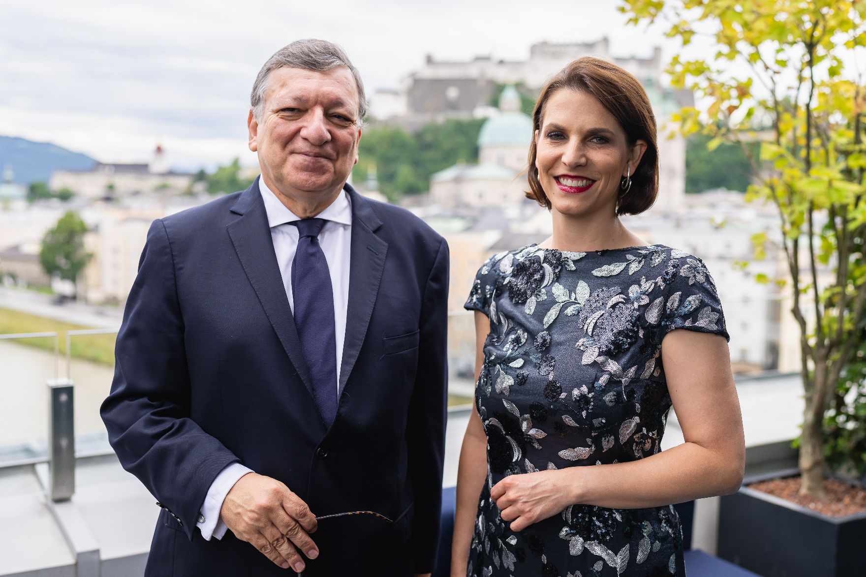 Am 26. Juli 2022 war Bundesministerin Karoline Edtstadler (r.) bei der Eröffnung der Salzburger Festspiele. Im Bild mit José Manuel Barroso (l.).
