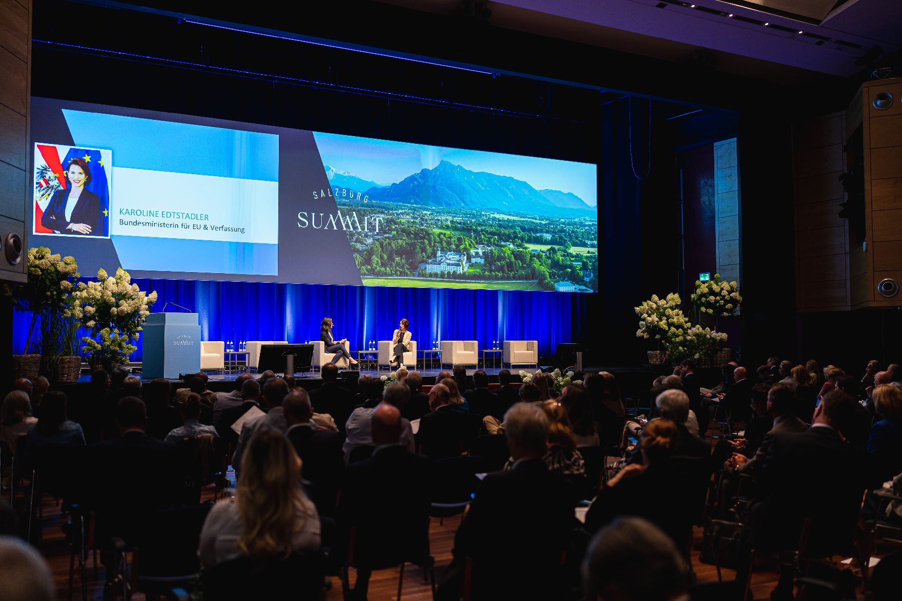 Am 28. Juli 2022 war Bundesministerin Karoline Edtstadler (r.) beim Salzburg Summit in Salzburg.