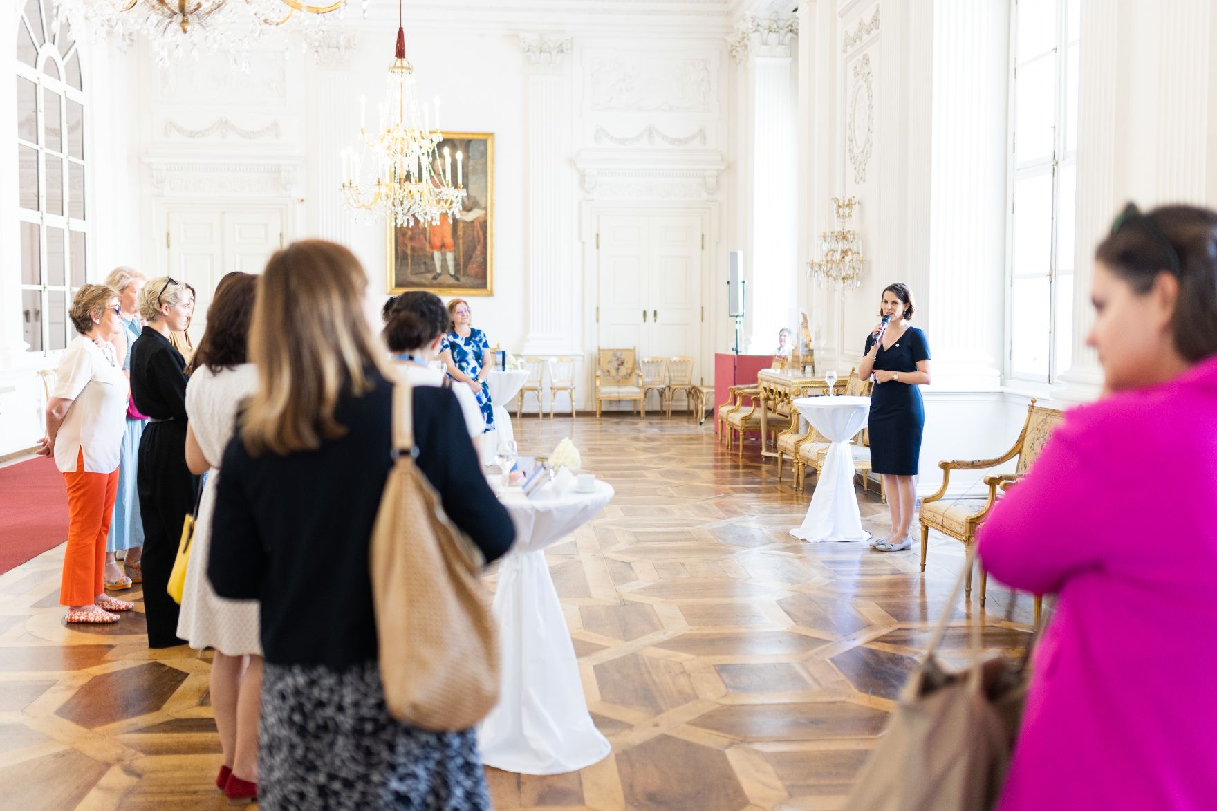 Am 4. August 2022 nahm Bundesministerin Karoline Edtstadler an der „The Next Generation is Female“ Konferenz in Salzburg teil. Im Bild beim informellen get-together.