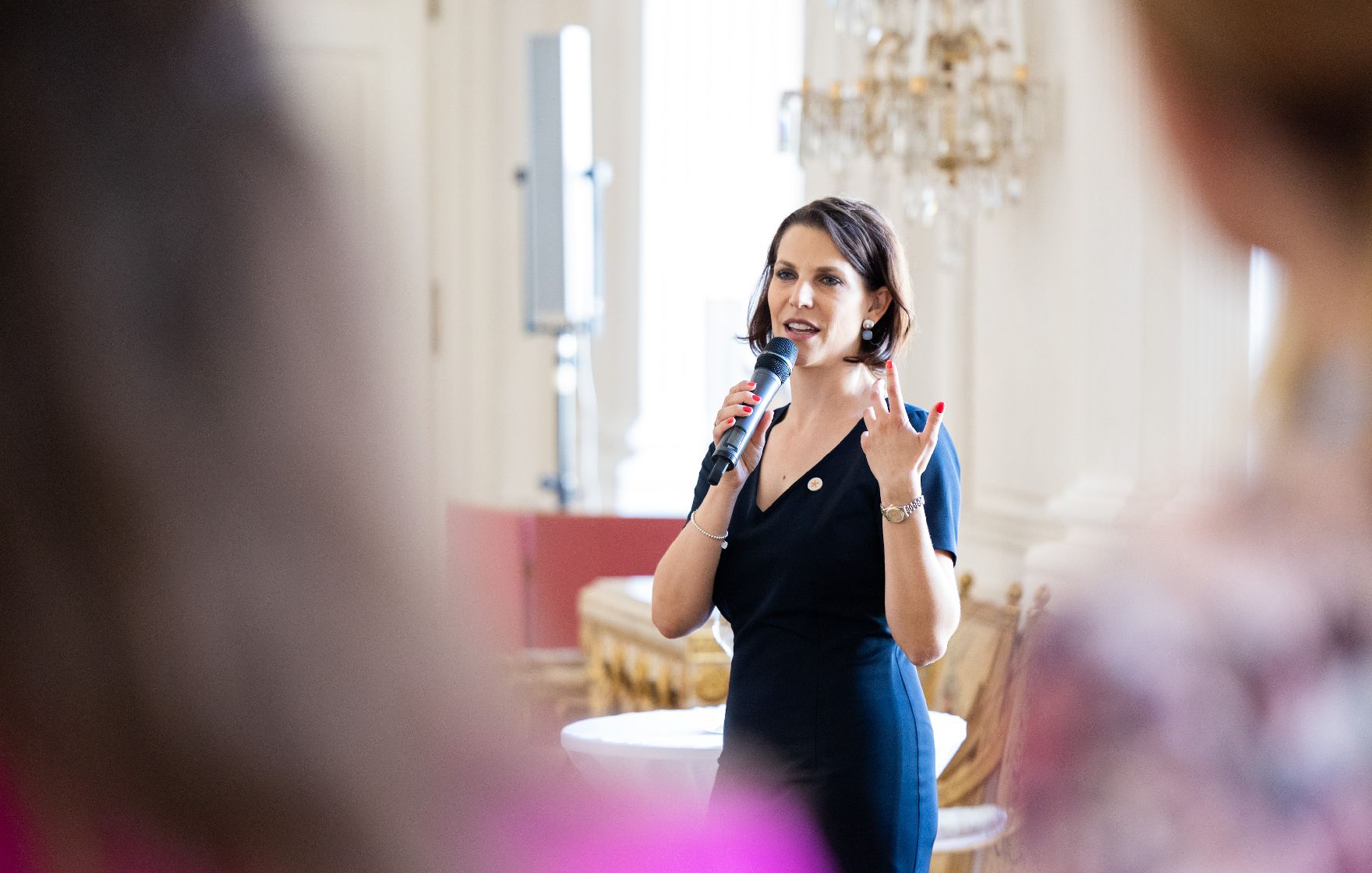Am 4. August 2022 nahm Bundesministerin Karoline Edtstadler an der „The Next Generation is Female“ Konferenz in Salzburg teil. Im Bild beim informellen get-together.