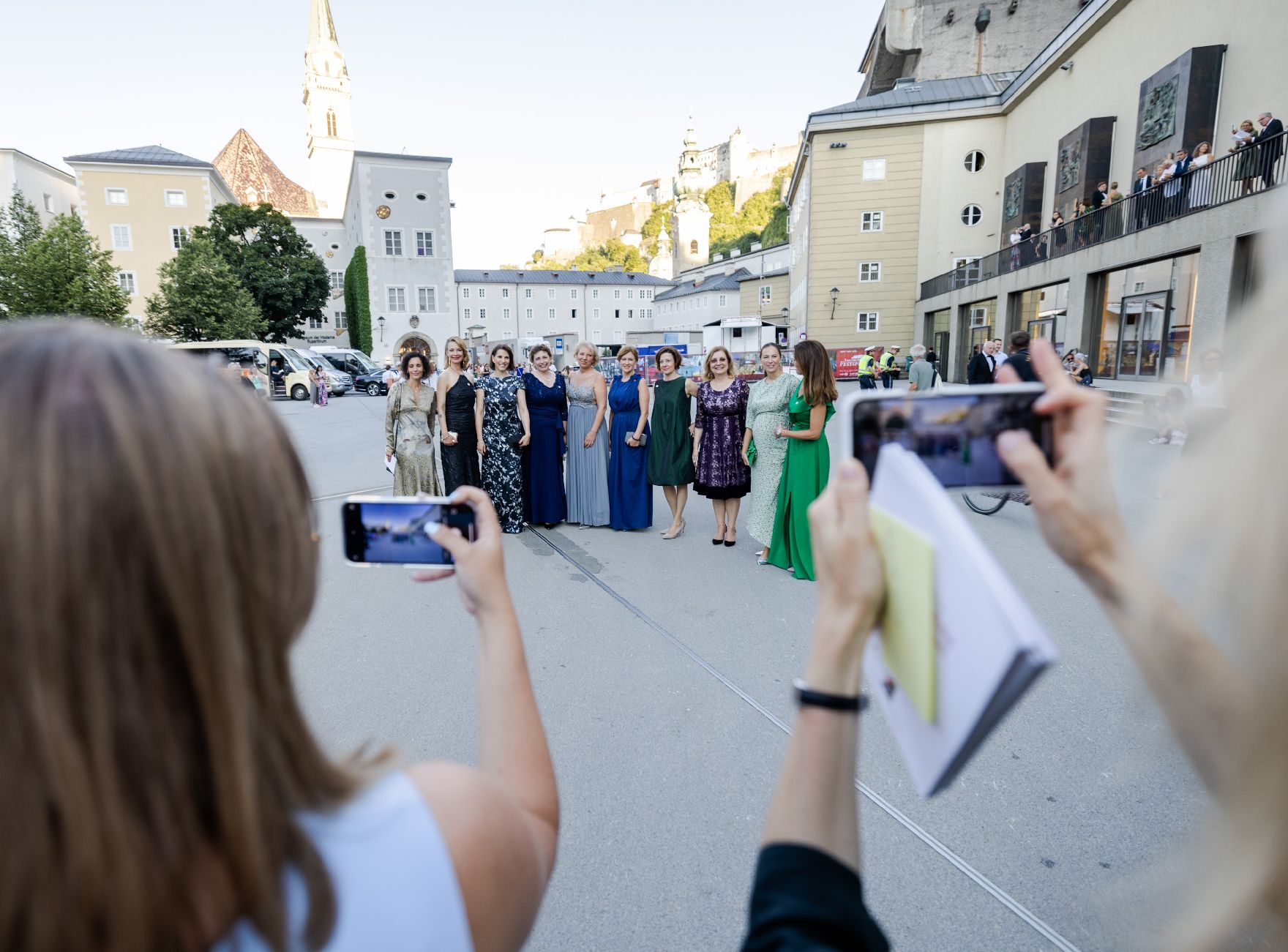 Am 4. August 2022 nahm Bundesministerin Karoline Edtstadler an der „The Next Generation is Female“ Konferenz in Salzburg teil. Im Bild bei den Salzburger Festspielen.