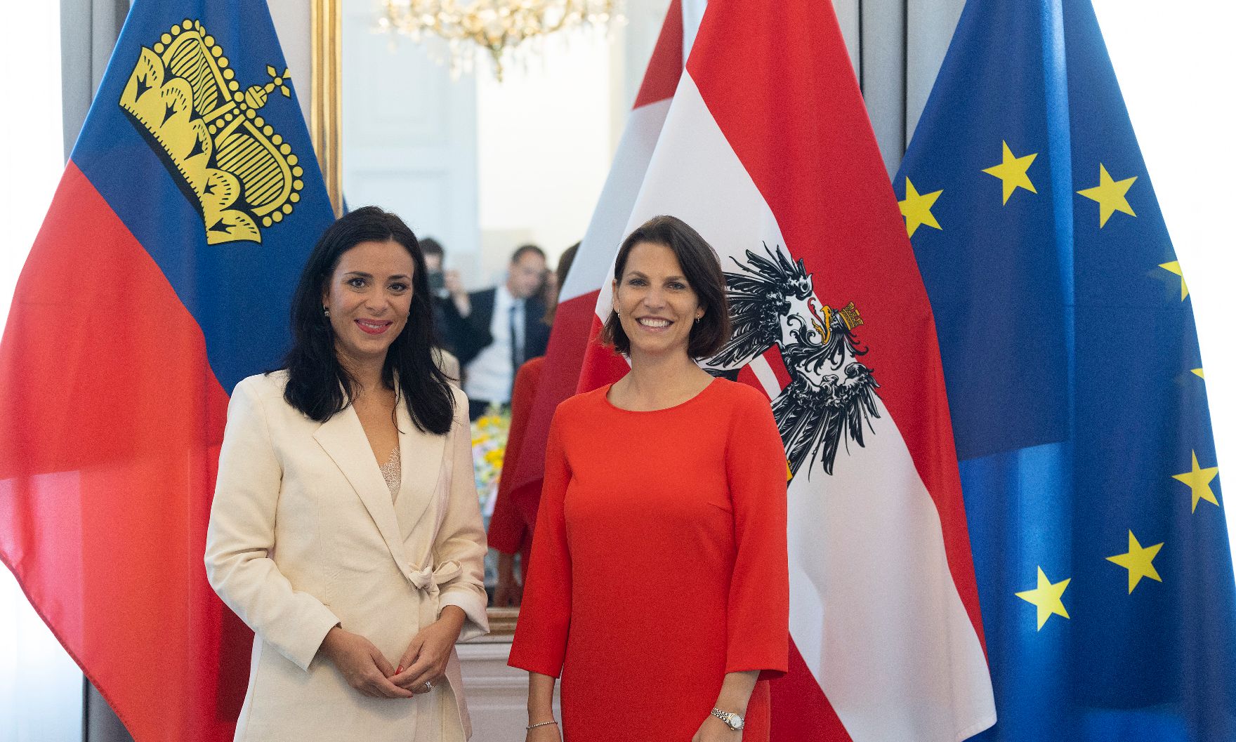 Am 8. September 2022 empfing Bundesministerin Karoline Edtstadler (r.) die liechtensteiner Ministerin Dominique Hasler (l.) zu einem Gespräch.