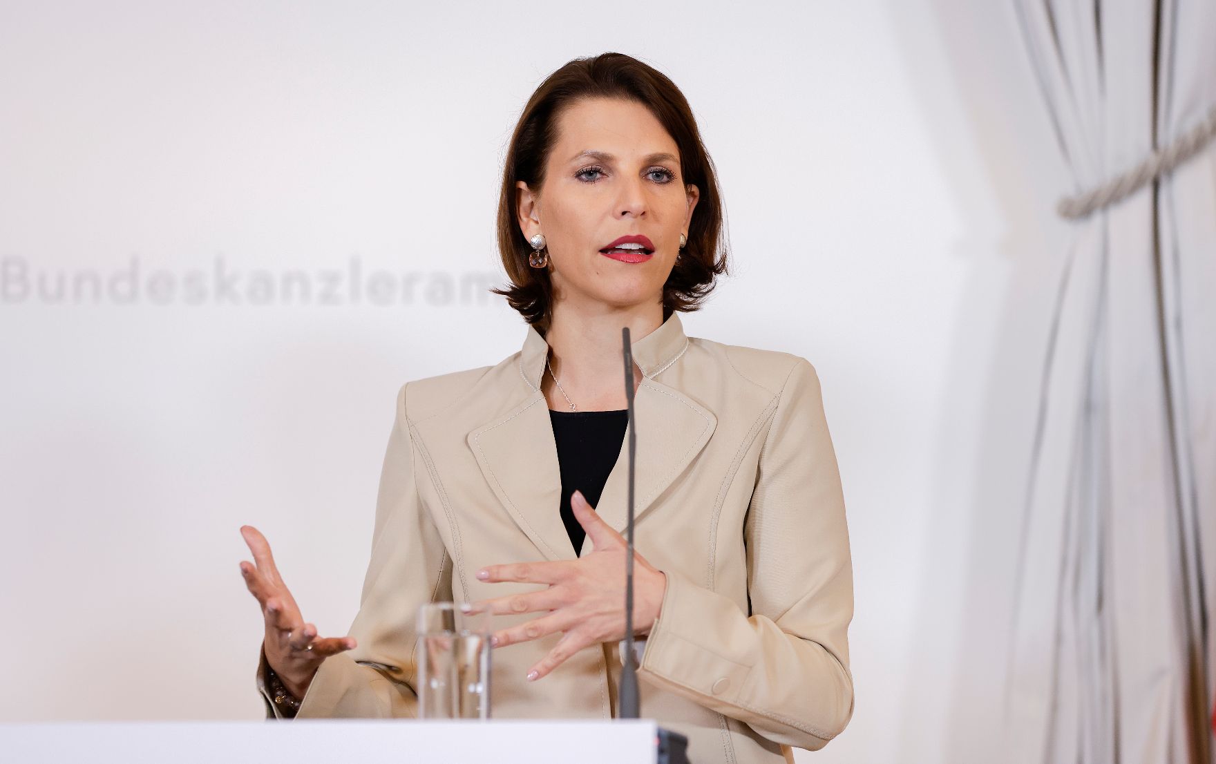 Am 21. September 2022 nahm Bundesministerin Karoline Edtstadler am Pressefoyer nach dem Ministerrat teil.