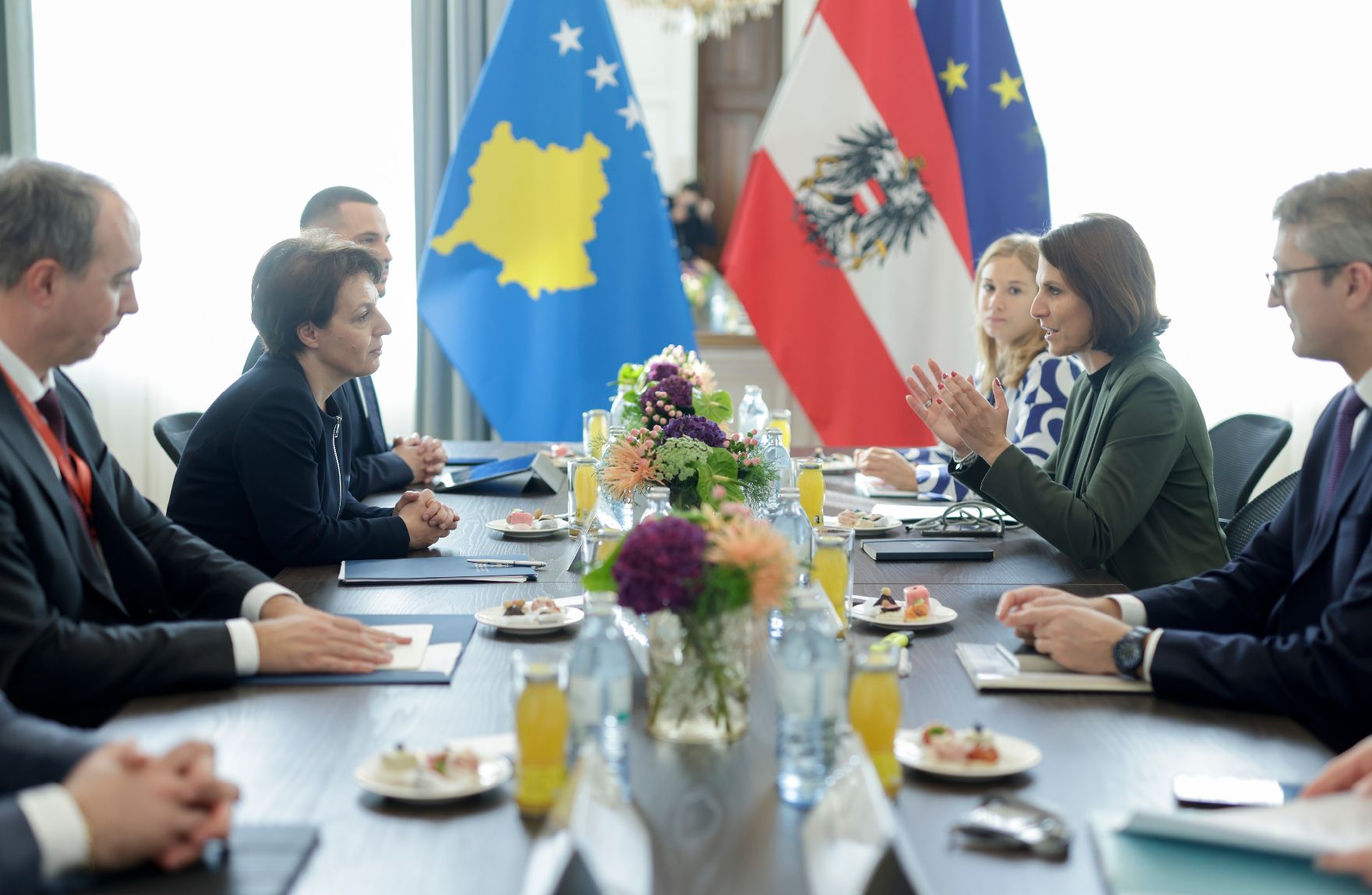 Am 11. Oktober 2022 empfing Bundesministerin Karoline Edtstadler (2.v.r.) die stv. Ministerpräsidentin sowie Außenministerin der Republik Kosovo, Donika Gervalla-Schwarz (2.v.l.) zu einem Gespräch.
