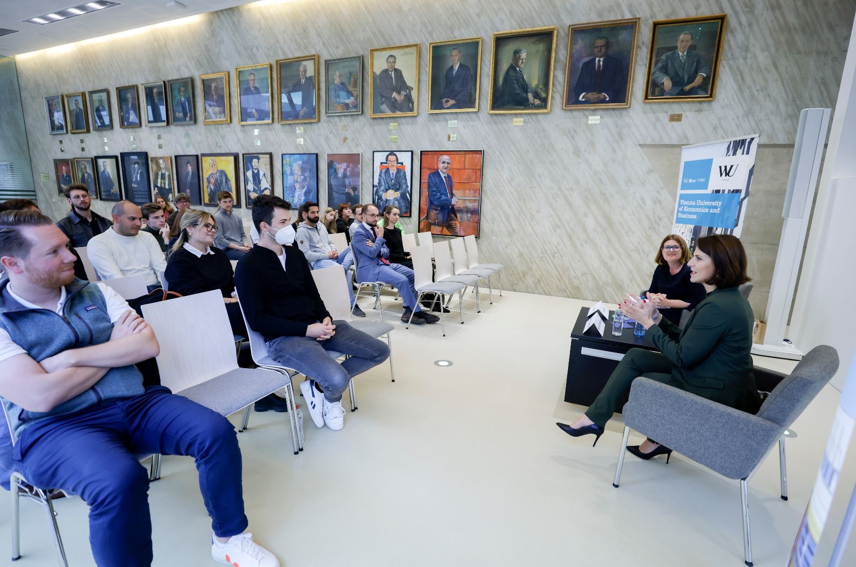 Am 11. Oktober 2022 nahm Bundesministerin Karoline Edtstadler an der Podiumsdiskussion „Internationales Recht in der Praxis“ in der WU-Wien teil.