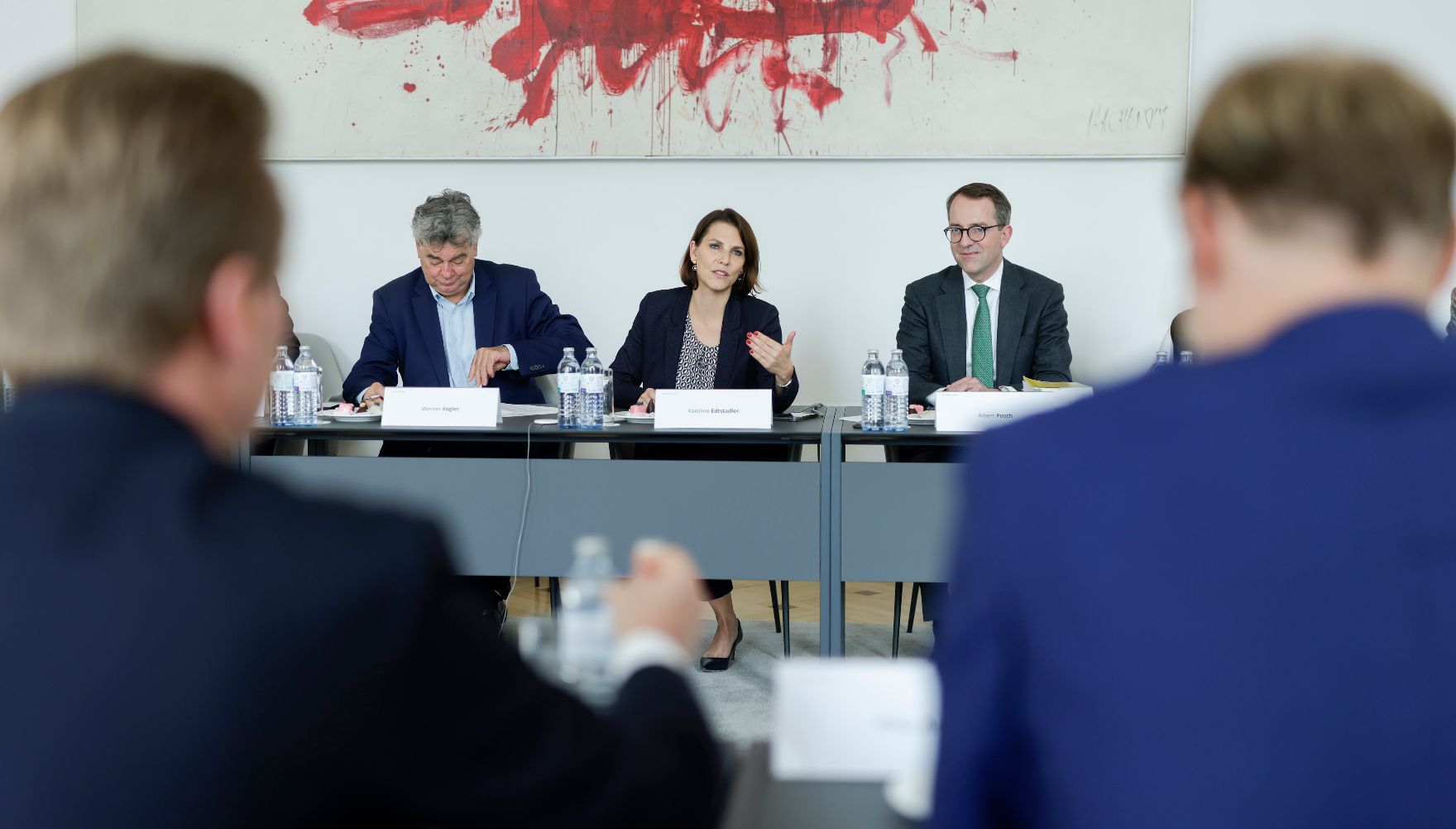 Am 12. Oktober 2022 lud Bundesministerin Karoline Edtstadler gemeinsam mit Vizekanzler Werner Kogler Vertreter der Industriellen Vereinigung und der Wirtschaftskammer zu einem Gespräch zur Infofreiheit ein.