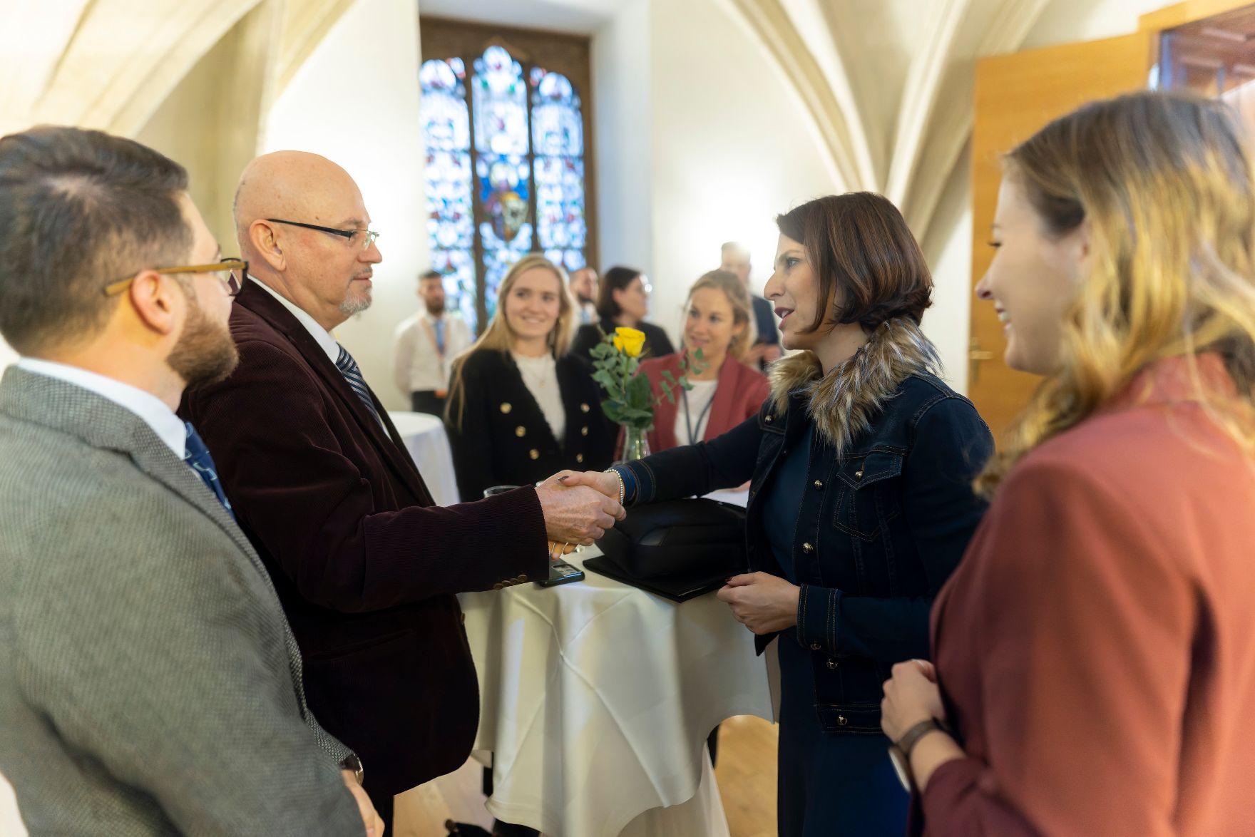 Am 10. November 2022 luden Bundesministerin Karoline Edtstadler (2.v.r.) gemeinsam mit Staatssekretärin Claudia Plakolm (r.) zu einer Jugendwestbalkankonferenz ein.