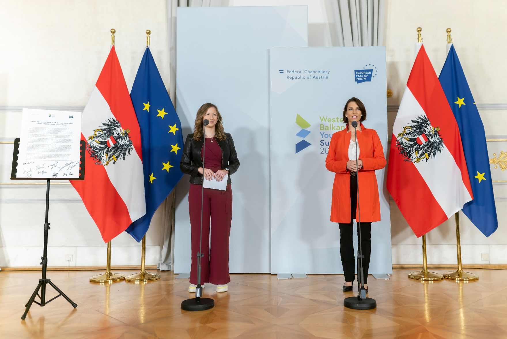 Am 11. November 2022 fand ein Doorstep im Rahmen des Western Balkans Youth Summit statt. Im Bild Bundesministerin Karoline Edtstadler (r.) und Staatssekretärin Claudia Plakolm (l.).