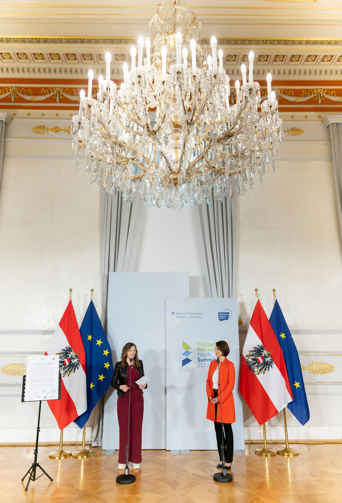Am 11. November 2022 fand ein Doorstep im Rahmen des Western Balkans Youth Summit statt. Im Bild Bundesministerin Karoline Edtstadler (r.) und Staatssekretärin Claudia Plakolm (l.).
