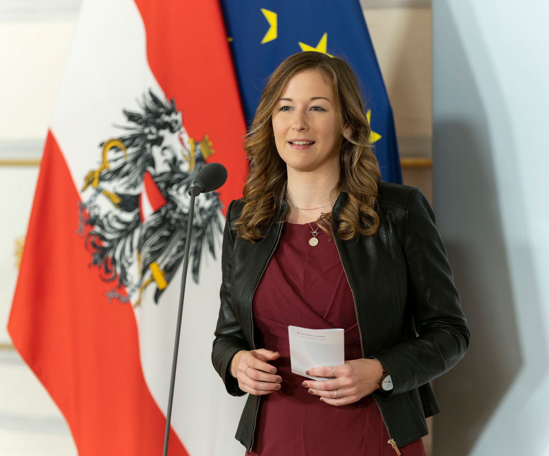 Am 11. November 2022 fand ein Doorstep im Rahmen des Western Balkans Youth Summit statt. Im Bild Staatssekretärin Claudia Plakolm.