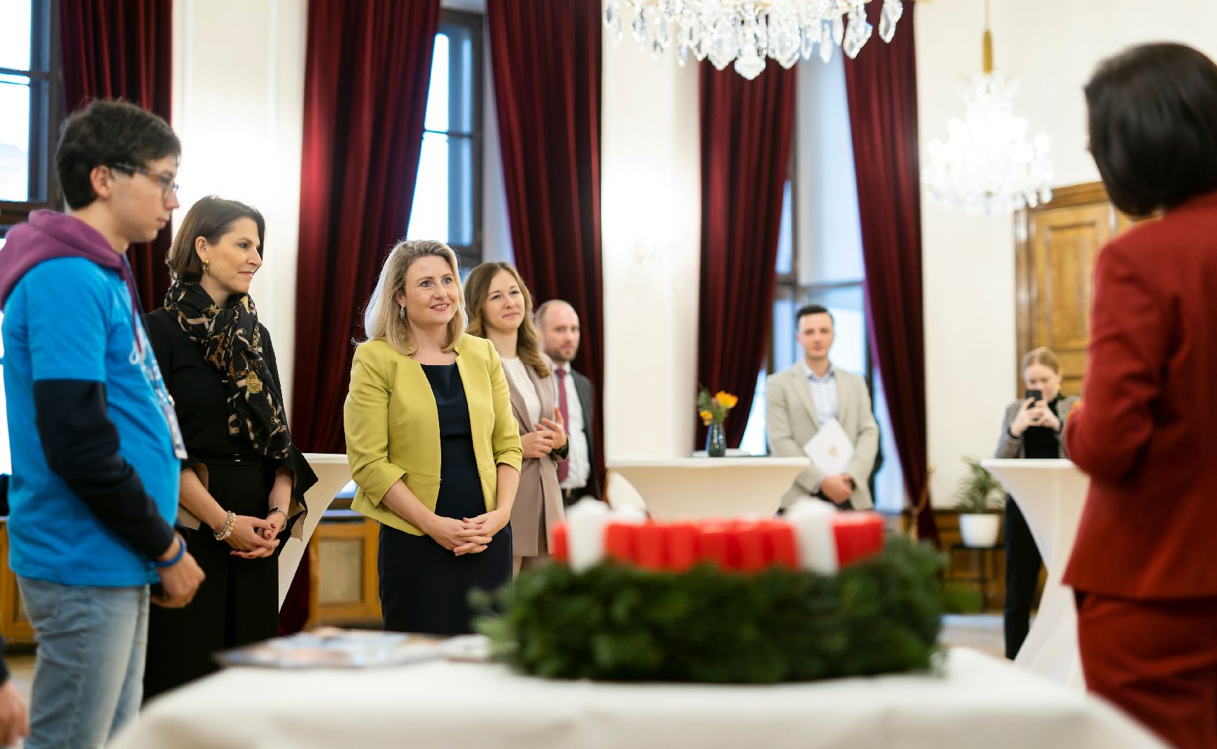 Am 17. November 2022 wurde Bundesministerin Karoline Edtstadler (2.v.l.), Bundesministerin Susanne Raab (3.v.l.) und Staatsekretärin Claudia Plakolm (4.v.l.) von der Diakonie Österreich ein Adventkranz überreicht.