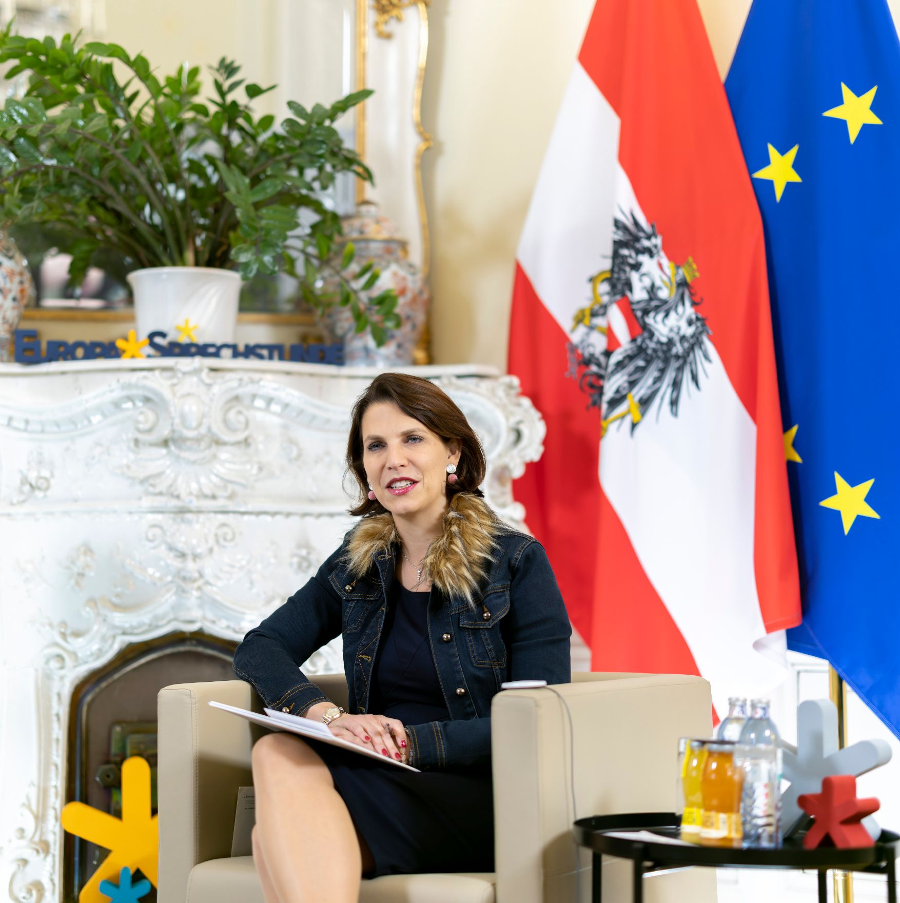 Am 21. November 2022 lud Bundesministerin Karoline Edtstadler (im Bild) zu einer virtuellen Europa-Sprechstunde mit Gemeindebundpräsident Alfred Riedl ein.