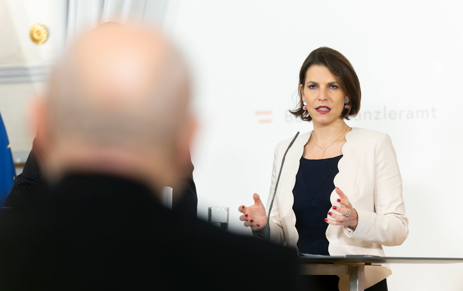 Am 21. November 2022 gab Bundesministerin Karoline Edtstadler (im Bild) eine Pressekonferenz zu den Ergebnissen des Umsetzungsberichtes des ÖJKG 2020 und 2021.
