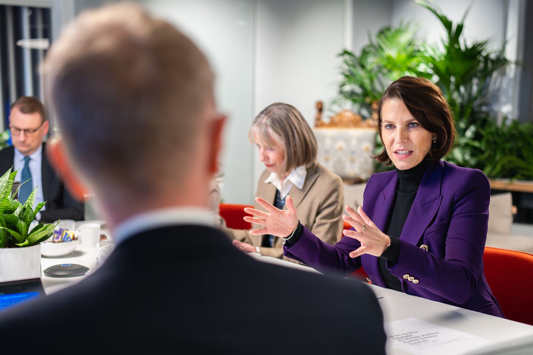 Am 5. Dezember 2022 reiste Bundesministerin Karoline Edtstadler (r.) zu einem mehrtägigen Arbeitsbesuch nach Stockholm. Im Bild beim Besuch der Ericsson Konzernzentrale.