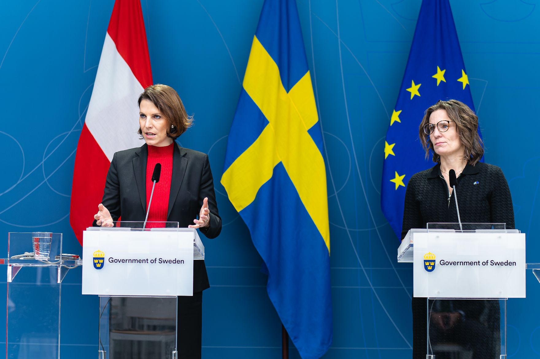 Am 5. und 6. Dezember 2022 reiste Bundesministerin Karoline Edtstadler (l.) zu einem mehrtägigen Arbeitsbesuch nach Stockholm. Im Bild bei einer Pressekonferenz mit der schwedischen EU-Ministerin, Jessika Roswall (r.).
