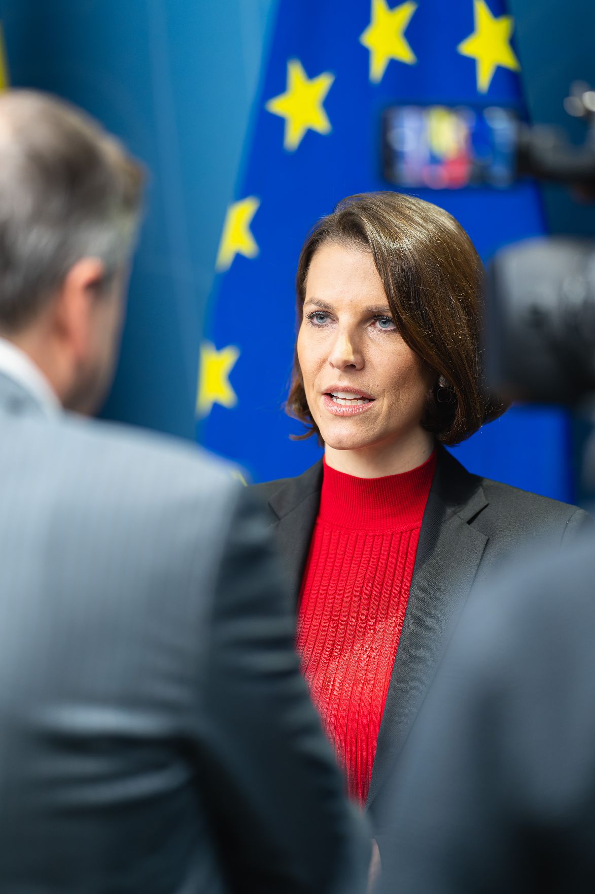 Am 5. und 6. Dezember 2022 reiste Bundesministerin Karoline Edtstadler (im Bild) zu einem mehrtägigen Arbeitsbesuch nach Stockholm. Im Bild bei einem Interview.