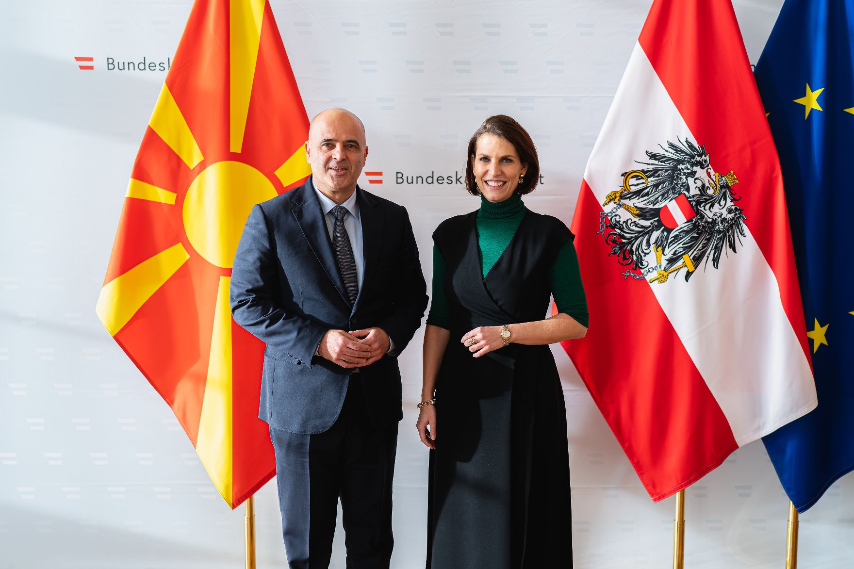 Am 07. Dezember 2022 empfing Bundesministerin Karoline Edtstadler (r.) den Nordmazedonischer Premierminister Dimitri Kovacevski (l.) zu einem Arbeitsgespräch.