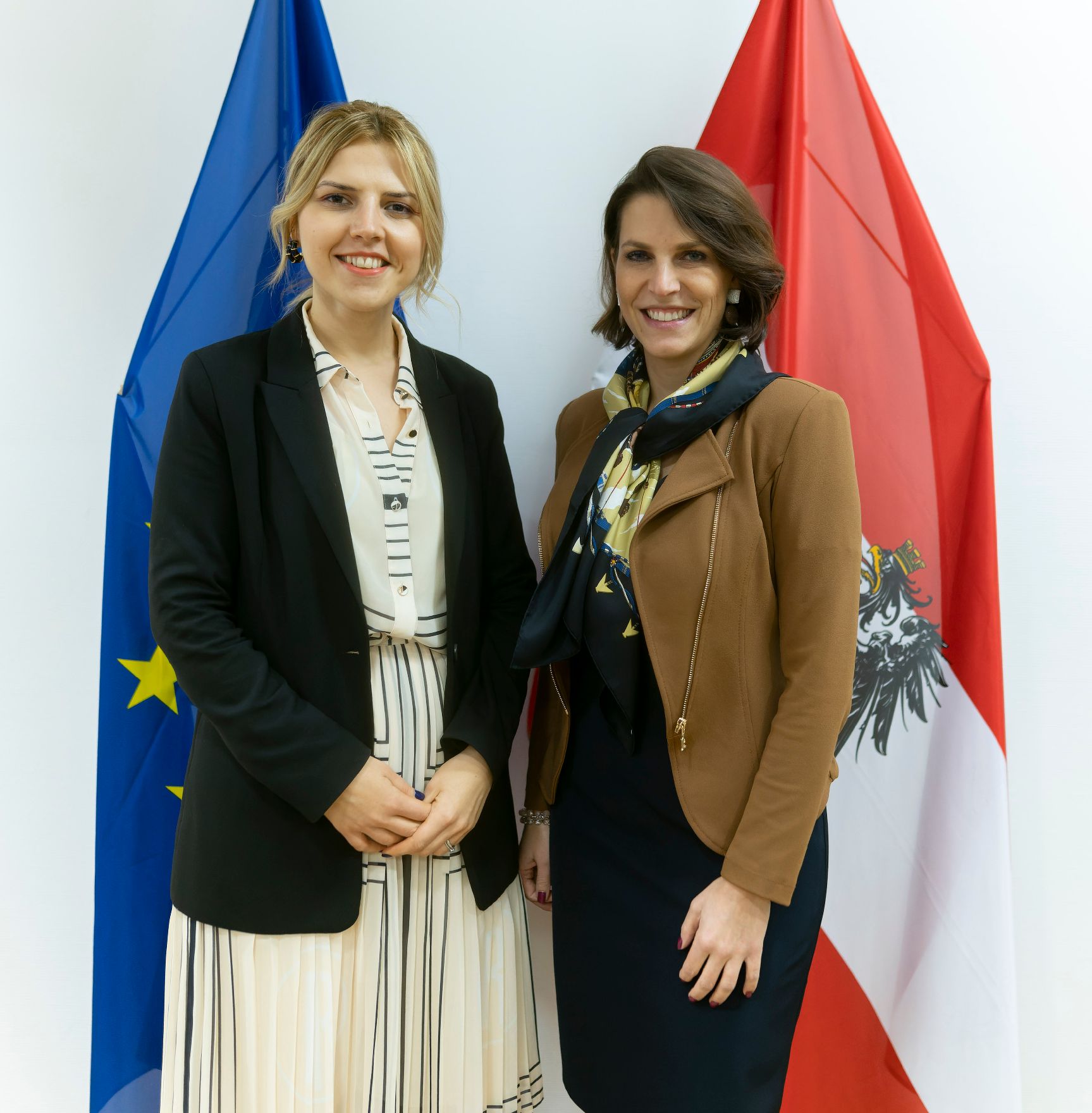 Am 15. Dezember 2022 nahm Bundesministerin Karoline Edtstadler (r.) am Europäischen Rat der Staats- und Regierungschefs teil. Im Bild mit der bulgarischen Europaministerin Velislava Petrova (l.).