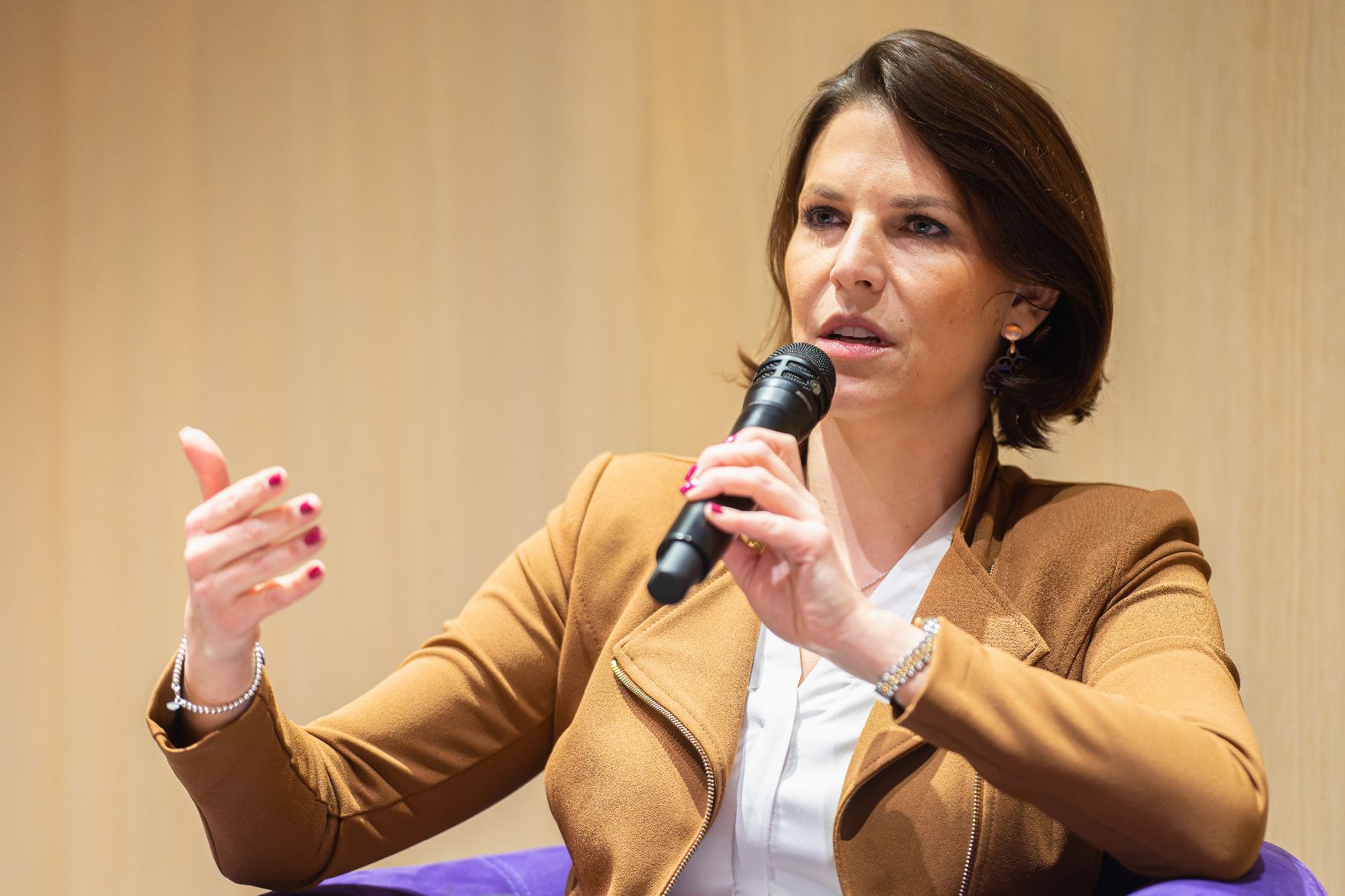 Am 19. Dezember 2022 nahm Bundesministerin Karoline Edtstadler (im Bild) an einer Podiumsdiskussion “Politics & Glühwein zu Europa“ teil.