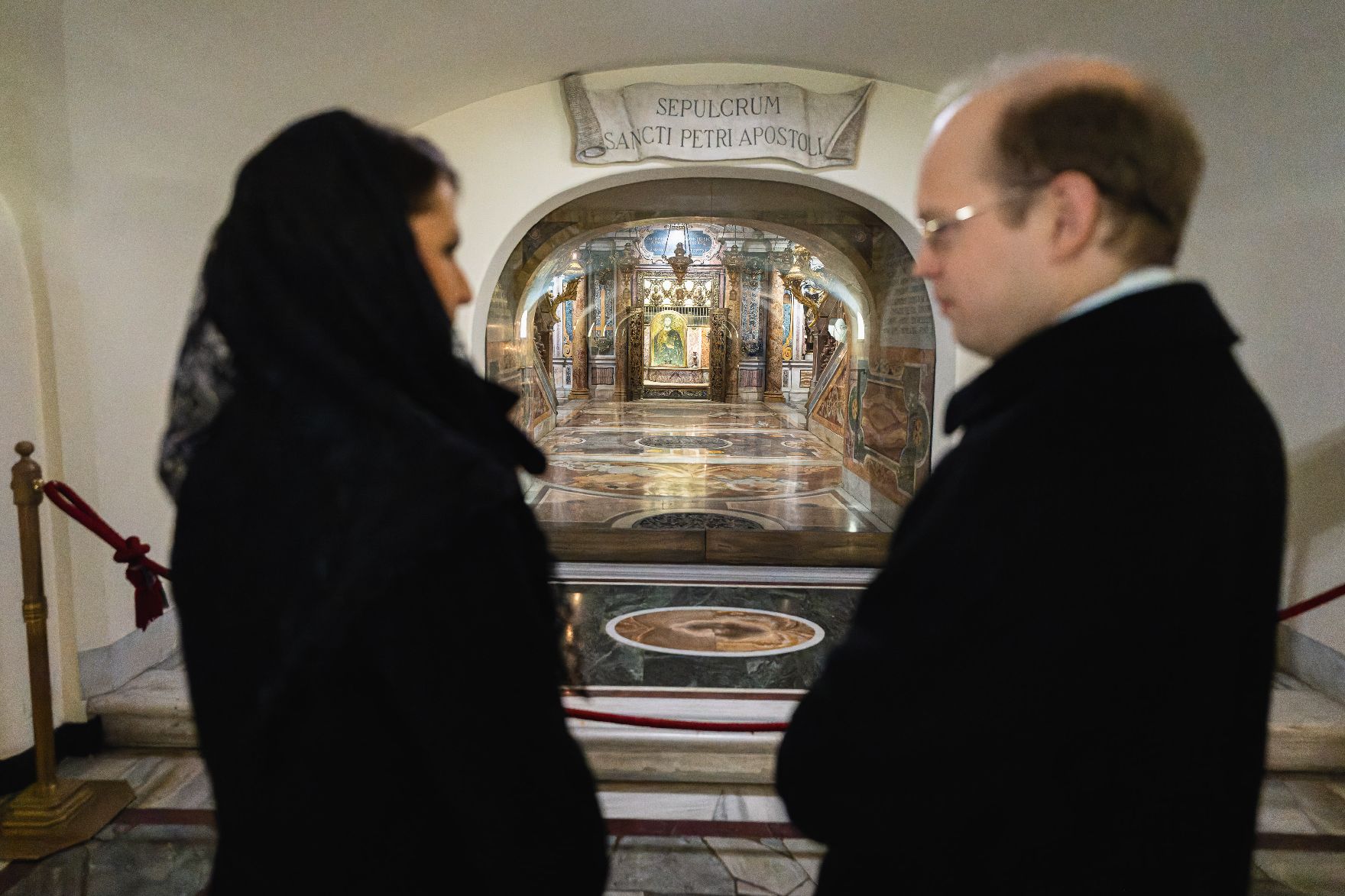 Am 17. Jänner 2023 reiste Bundesministerin Karoline Edtstadler zu einem Arbeitsbesuch nach Rom. Im Bild beim Besuch des Grabs des verstorbenen emeritierten Papst Benedikt XVI.
