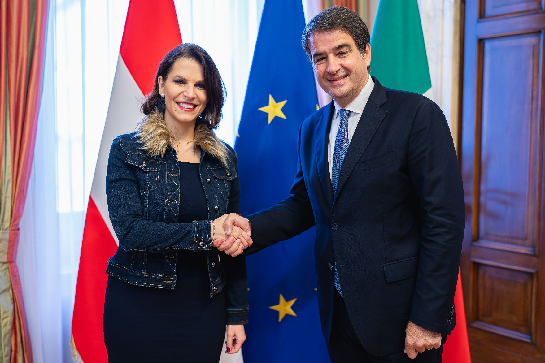 Am 17. Jänner 2023 reiste Bundesministerin Karoline Edtstadler (l.) zu einem Arbeitsbesuch nach Rom. Im Bild mit dem Minister für Europäische Angelegenheiten Raffaele Fitto (r.).