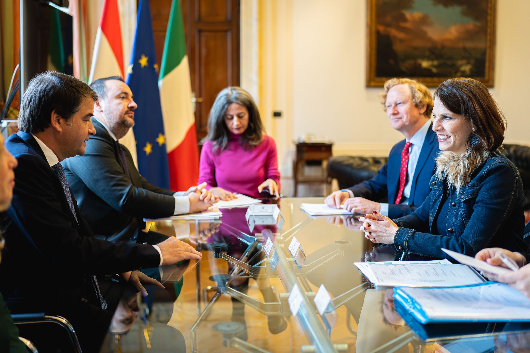 Am 17. Jänner 2023 reiste Bundesministerin Karoline Edtstadler (r.) zu einem Arbeitsbesuch nach Rom. Im Bild im Gespräch mit dem Minister für Europäische Angelegenheiten Raffaele Fitto (l.).