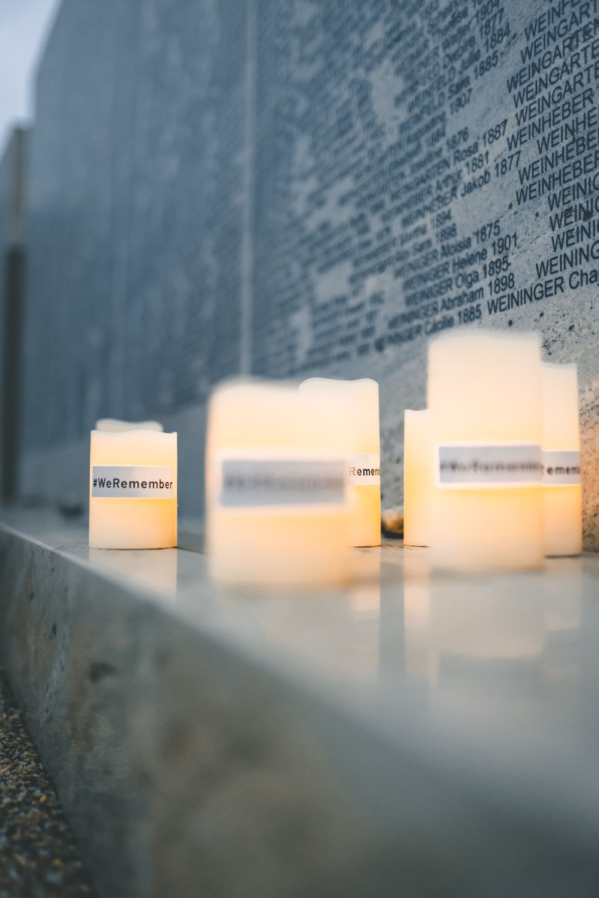 Am 27. Jänner 2023 zündete Bundesministerin Karoline Edtstadler eine Kerze an bei der Shoah Namensmauer Gedenkstätte in Wien, am Internationalen Tag des Gedenkens an die Opfer des Holocaust.