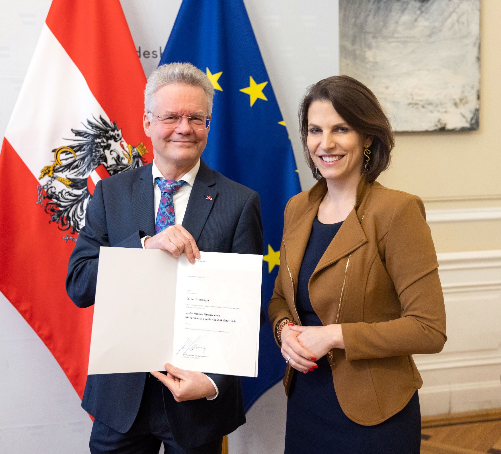 Am 27. Februar 2023 überreichte Bundesministerin Karoline Edtstadler (r.) das Große Silberne Ehrenzeichen für Verdienste um die Republik Österreich an Karl Irresberger (l.).